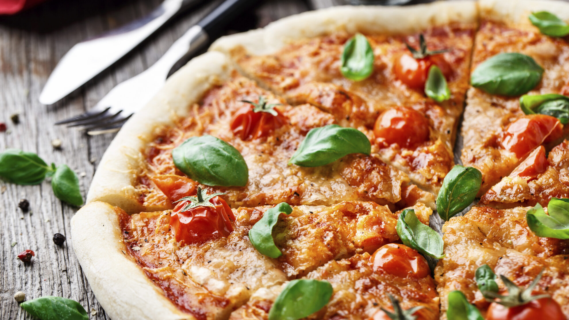 Frische Pizza mit Tomaten und Basilikum