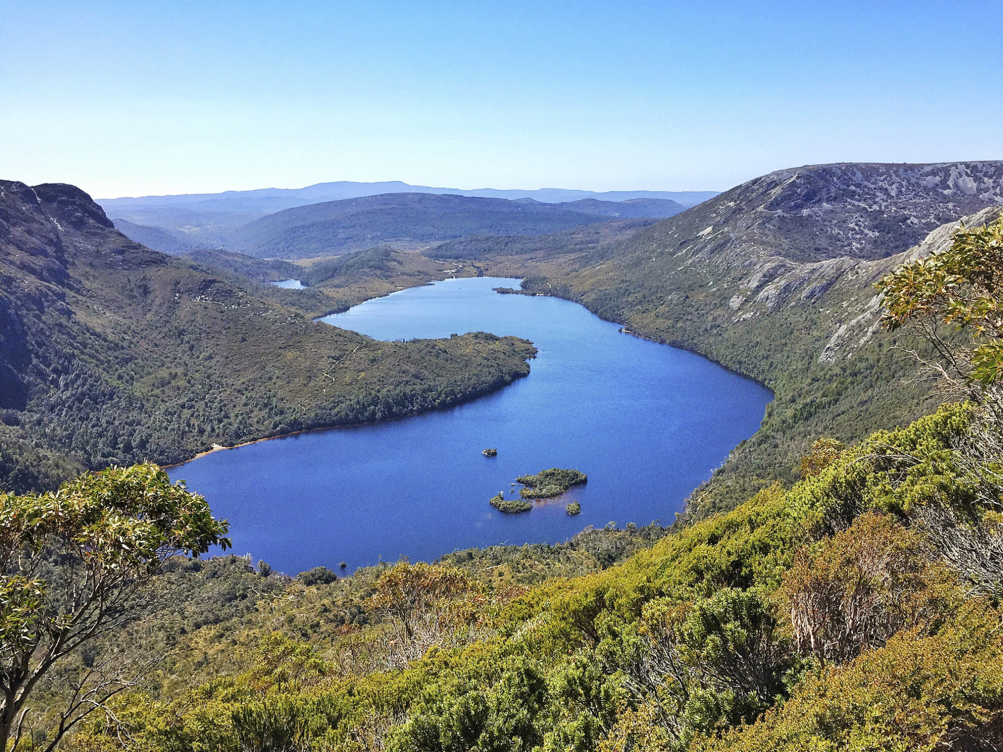See zwischen einem Gebirge bei Burnie, Australien