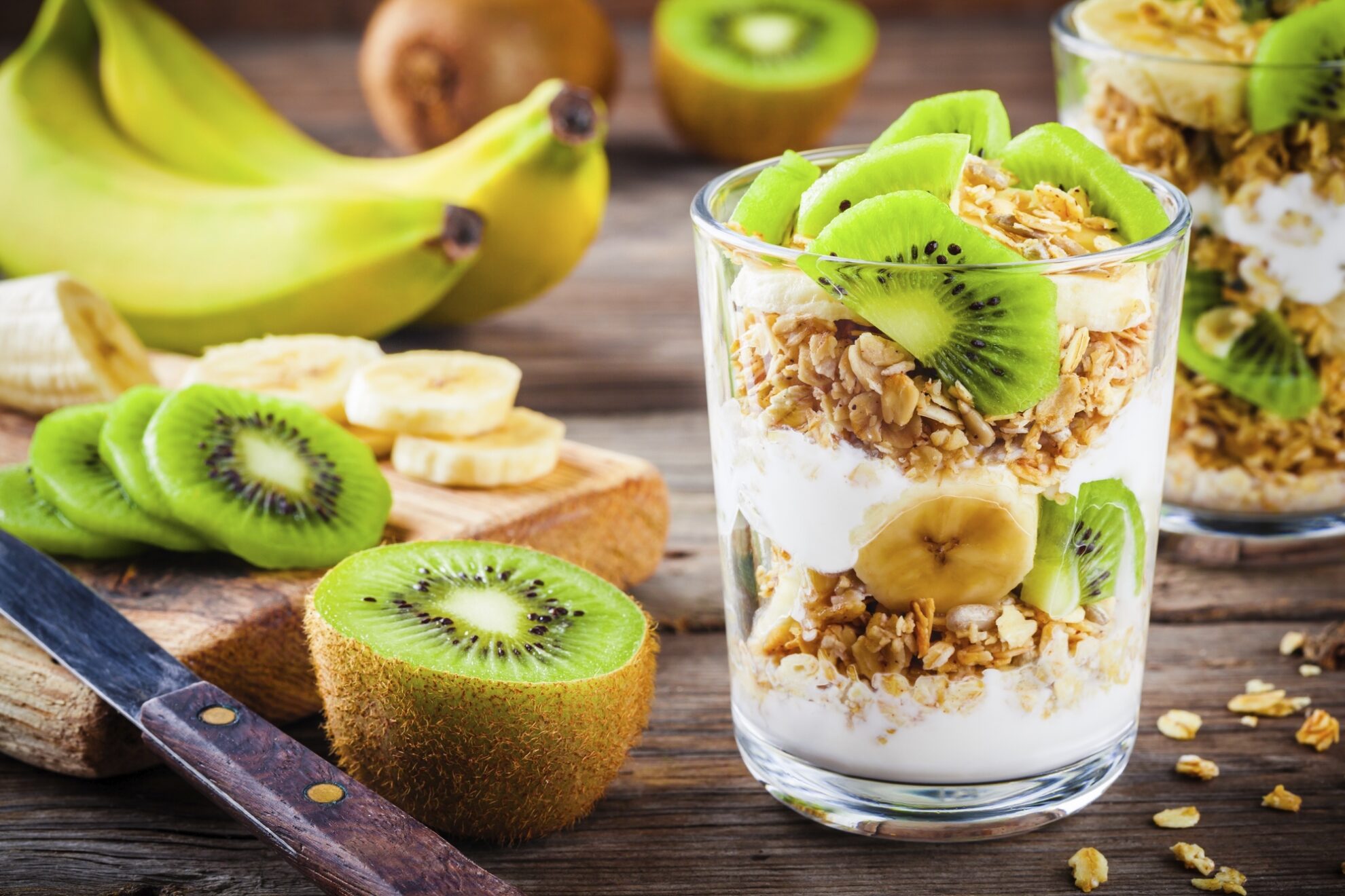 Joghurt mit Kiwi, Banane und Müsli