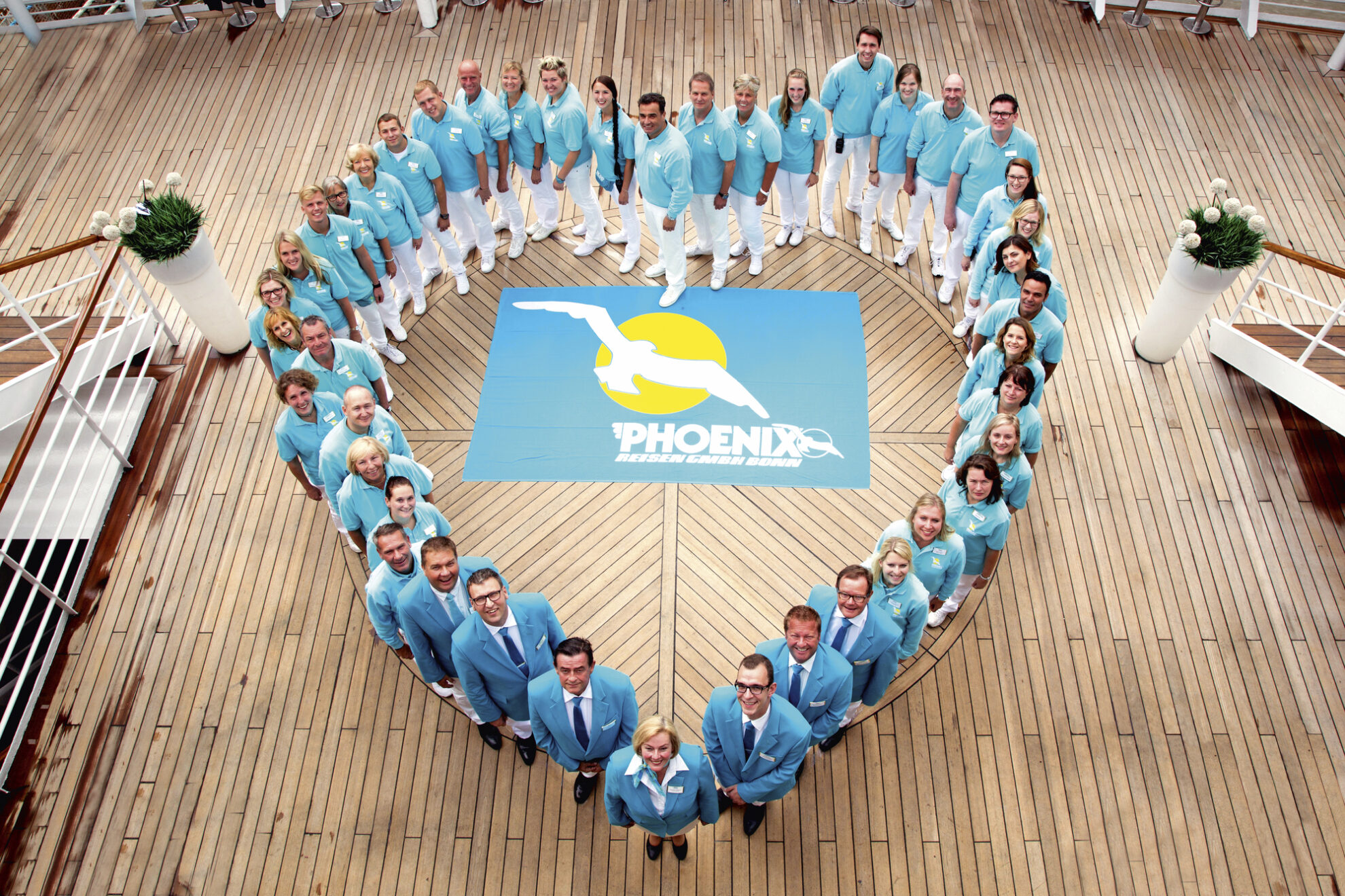 PHX_Krainz_Reiseleiter_Gruppenfoto_Herz_Phoenix_Flagge_2016.jpg
