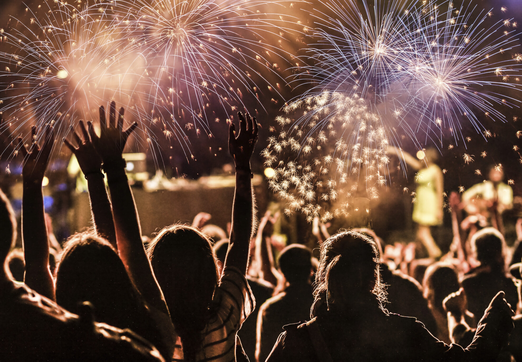 Menschen schauen Feuwerk an