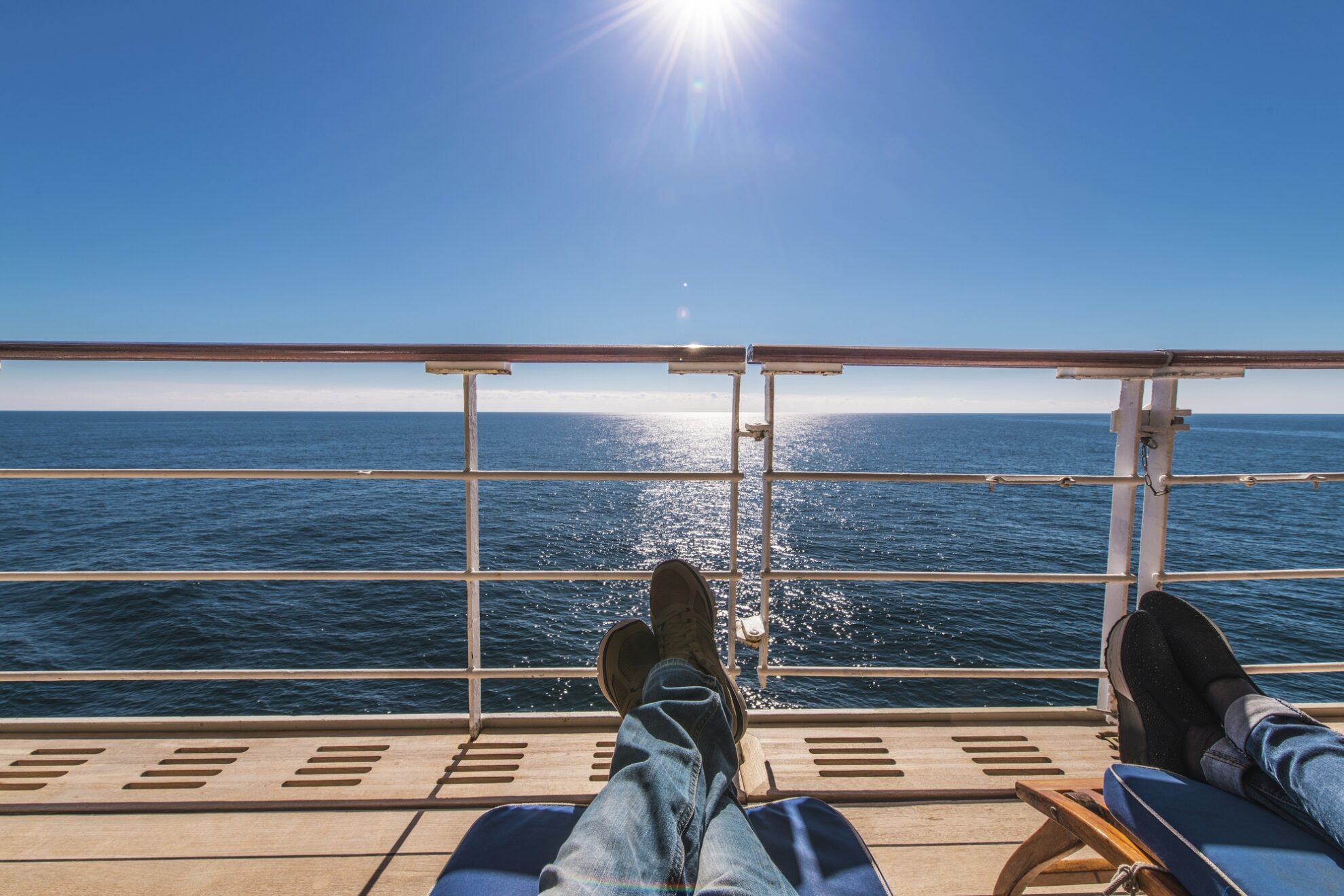 shutterstock_739285873_Image_Menschen_Schiff_Reling_Aussen_Liegestuhl_Fuesse.jpg