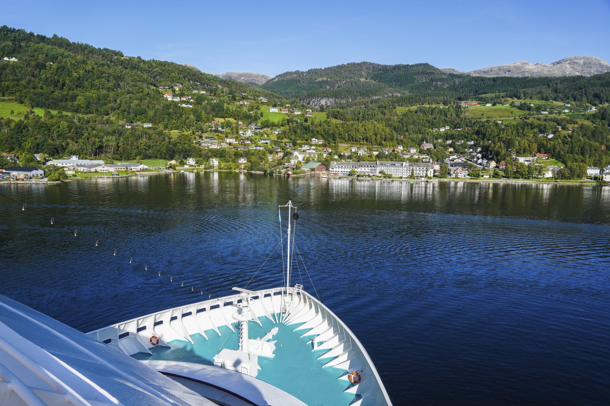 MS Artania im Fjord