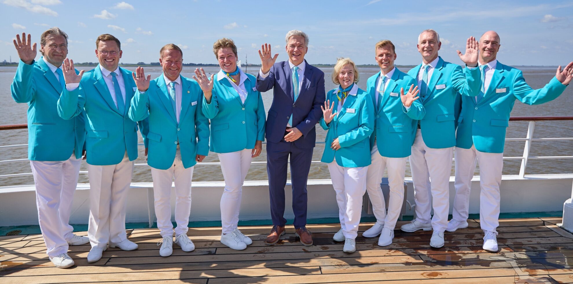 Gruppenbild der Phoenix Kreuzfahrtdirektoren mit Direktor Schiffsreisen Michael Schulze