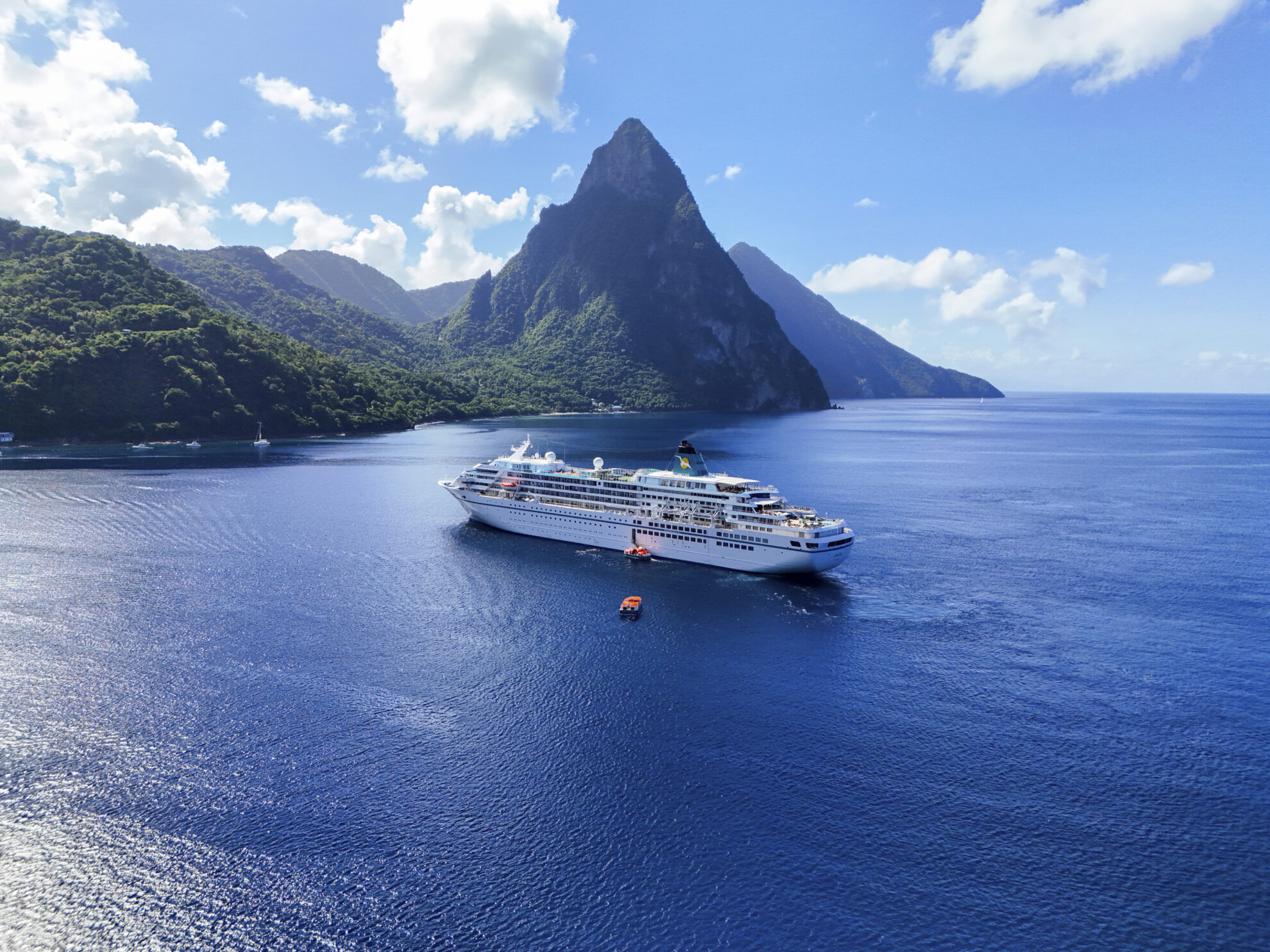 MS Amadea vor Soufrière