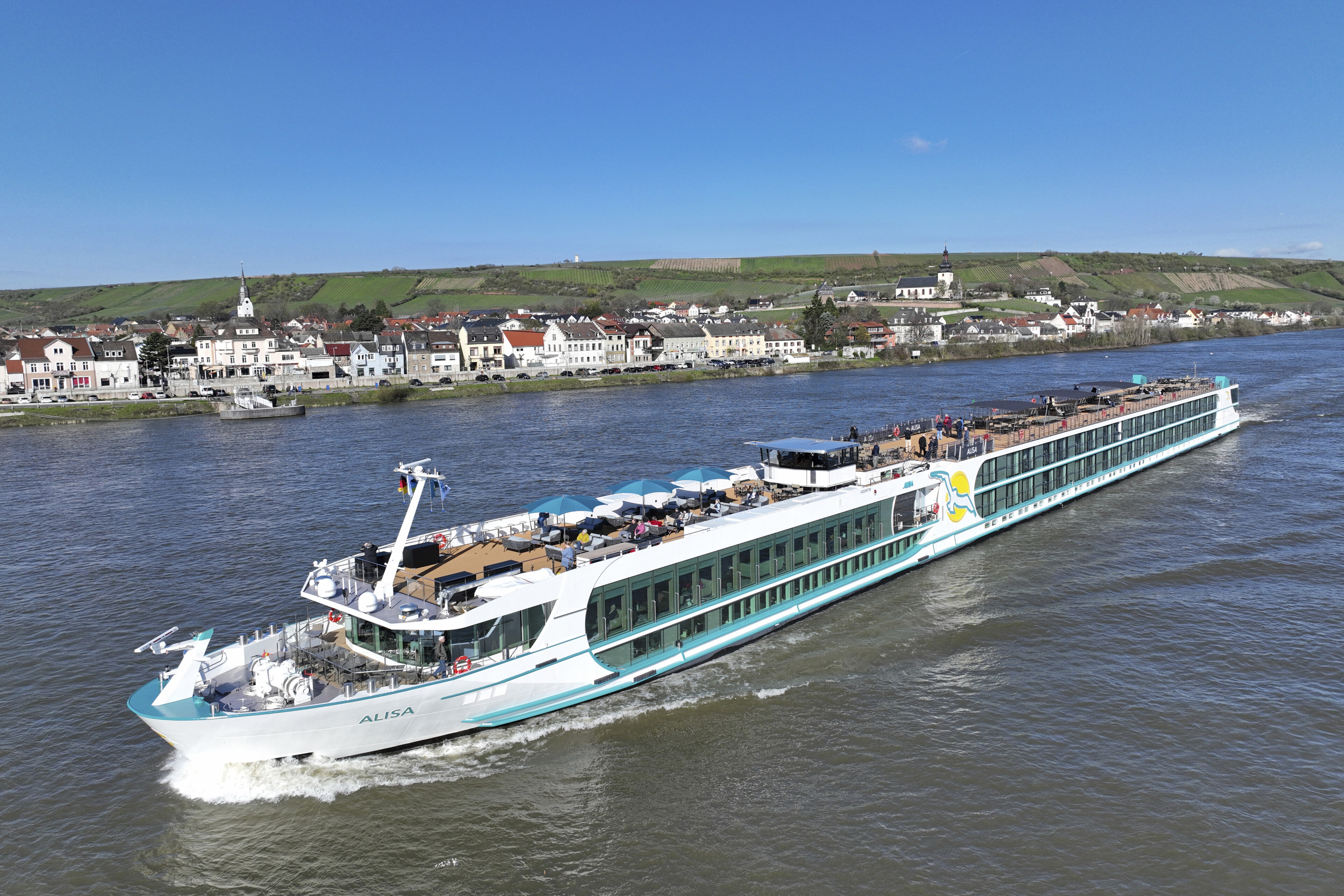 MS Alisa auf dem Rhein bei Nierstein