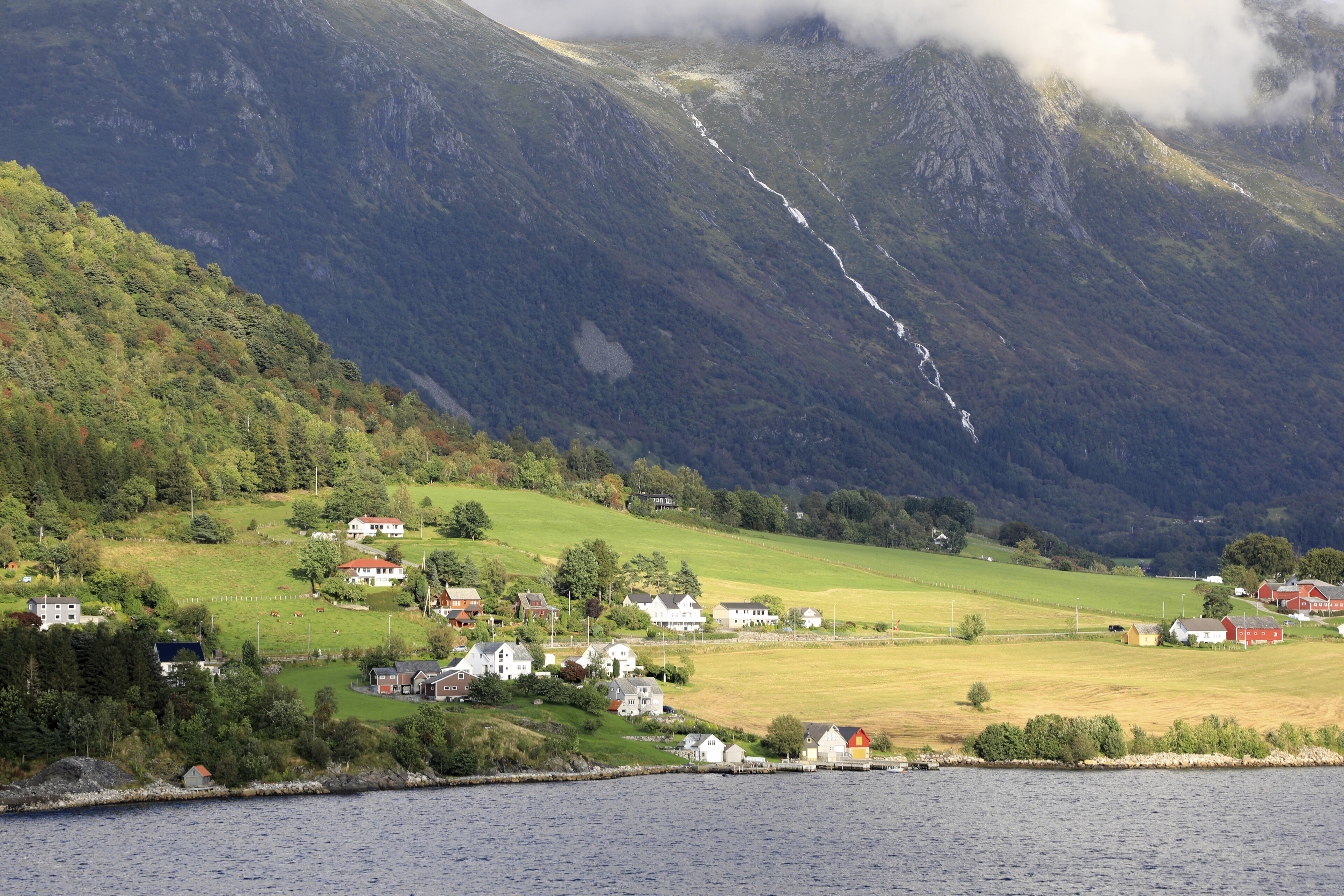 Ufer von Rosendal mit Gebirge im Hintergrund