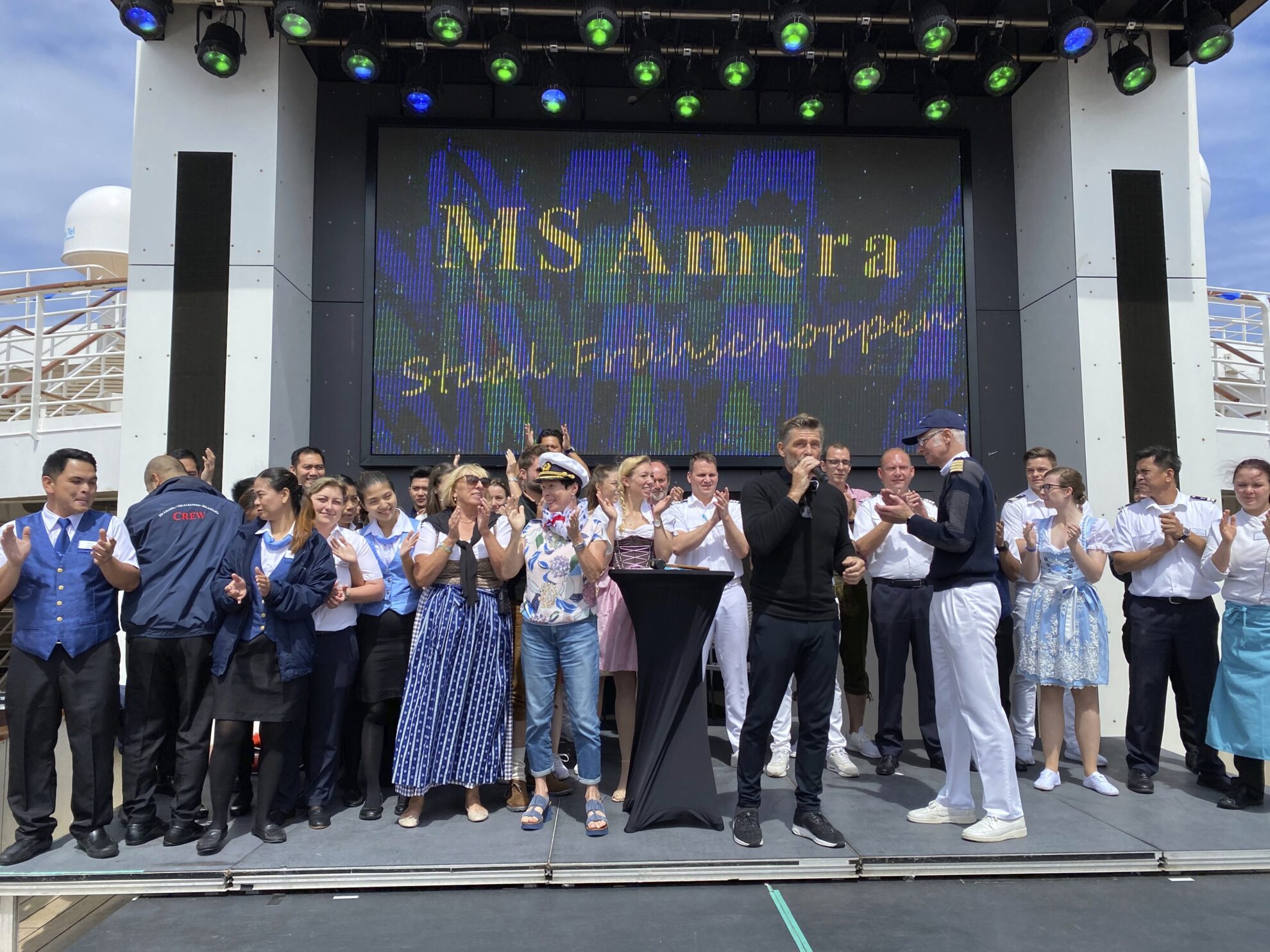 phx bewegtezeiten ms amera spendenaktion schoene aussichten elmar muehlebach crew buehne 03jpg 3876038