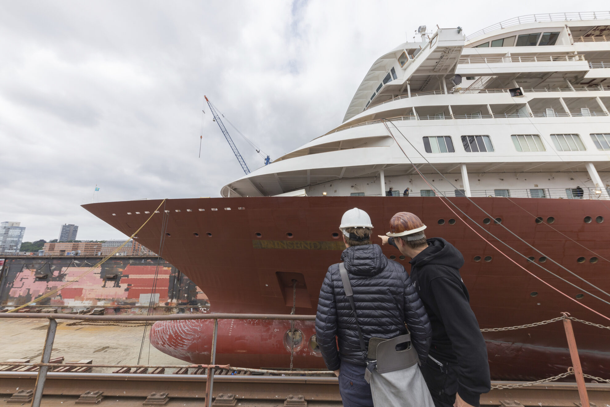 phx bruns amr werft2019 aussen seitenprofil trockendock crew benjamin krumpen bk norbert jepsen fleet ms amera umbau bei blohm voss hamburg phoenix reisen tobias bruns 23jpg 3685300