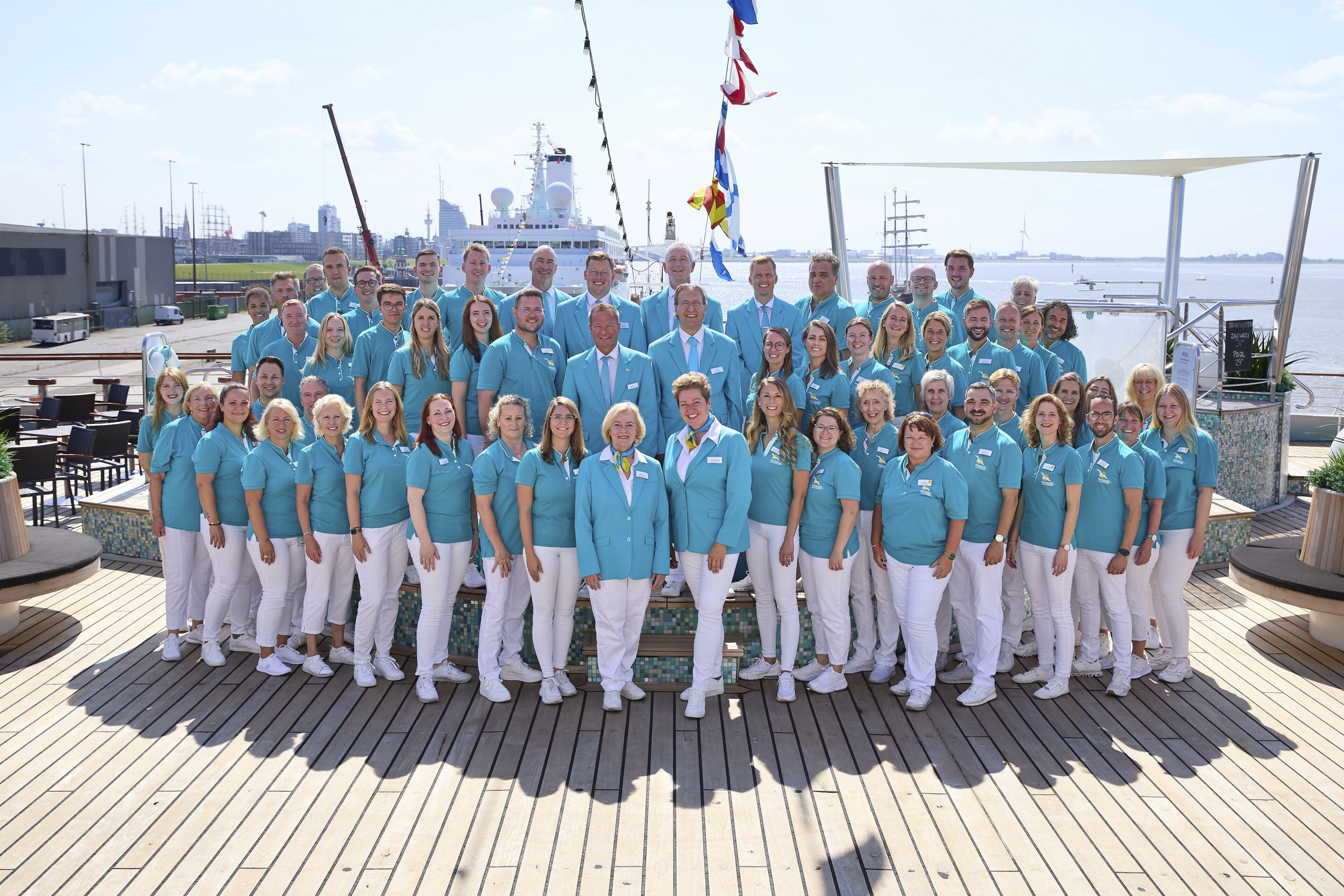 PHX_Krainz_Flottentreffen_2025_Crew_Hochsee_Gruppenbild_Kreuzfahrtdirektoren_Reiseleiter_2025_RS63300_Bremerhaven_GW1A7682.jpg