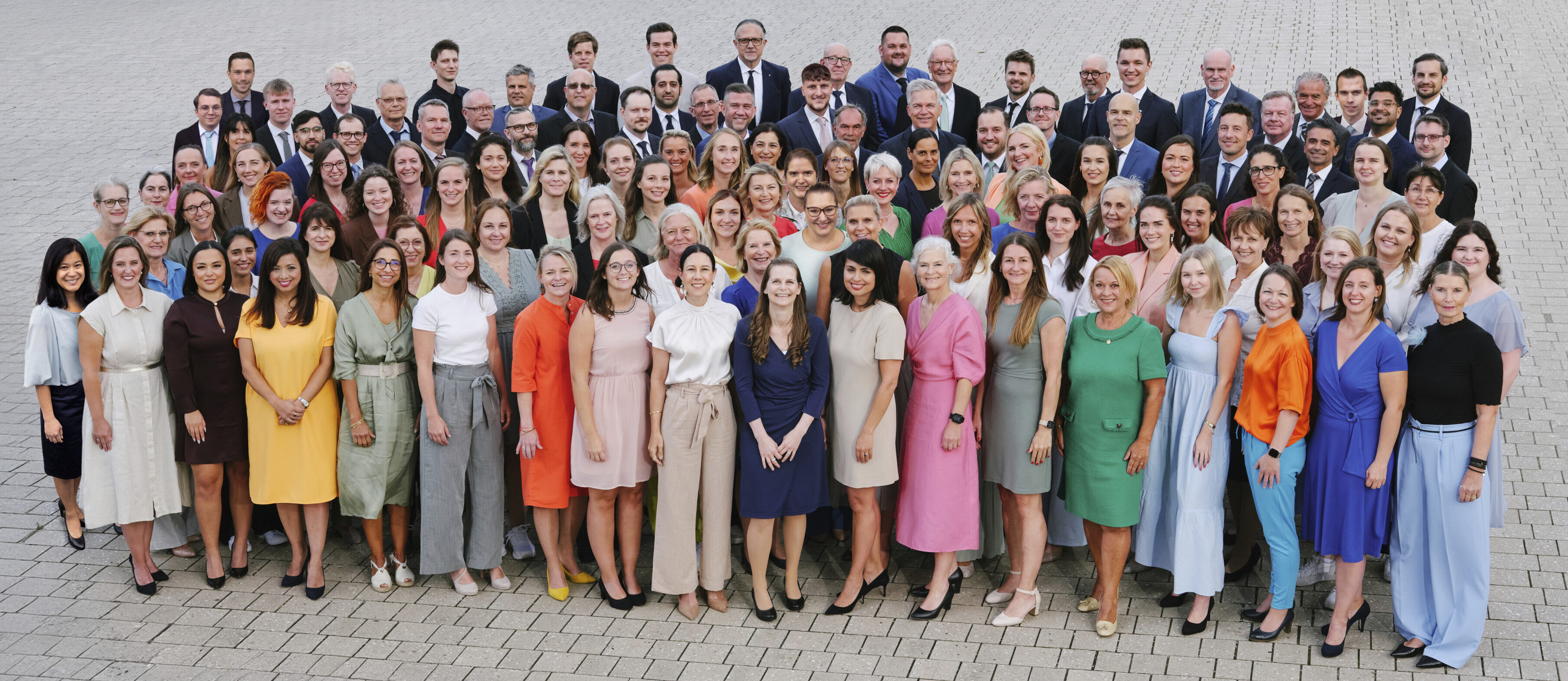 PHX_Mitarbeiter_Gruppenportrait_alle_Kollegen_Bonn_Sept_20250587_Final1.jpg cropped