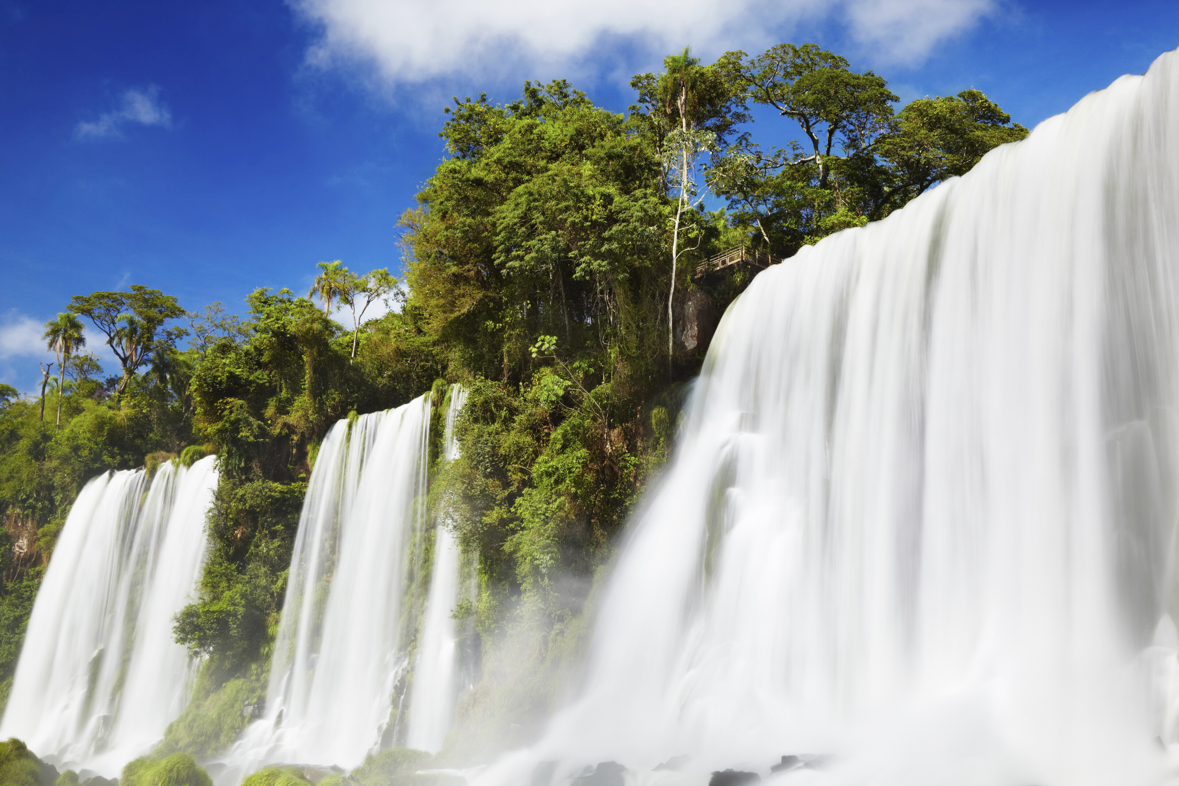 am Fuße der Iguassu Wasserfälle in Brasilien