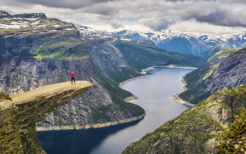 shutterstock 1013608147 norwegen stavanger menschen felsen fjord panoramajpg 3711520