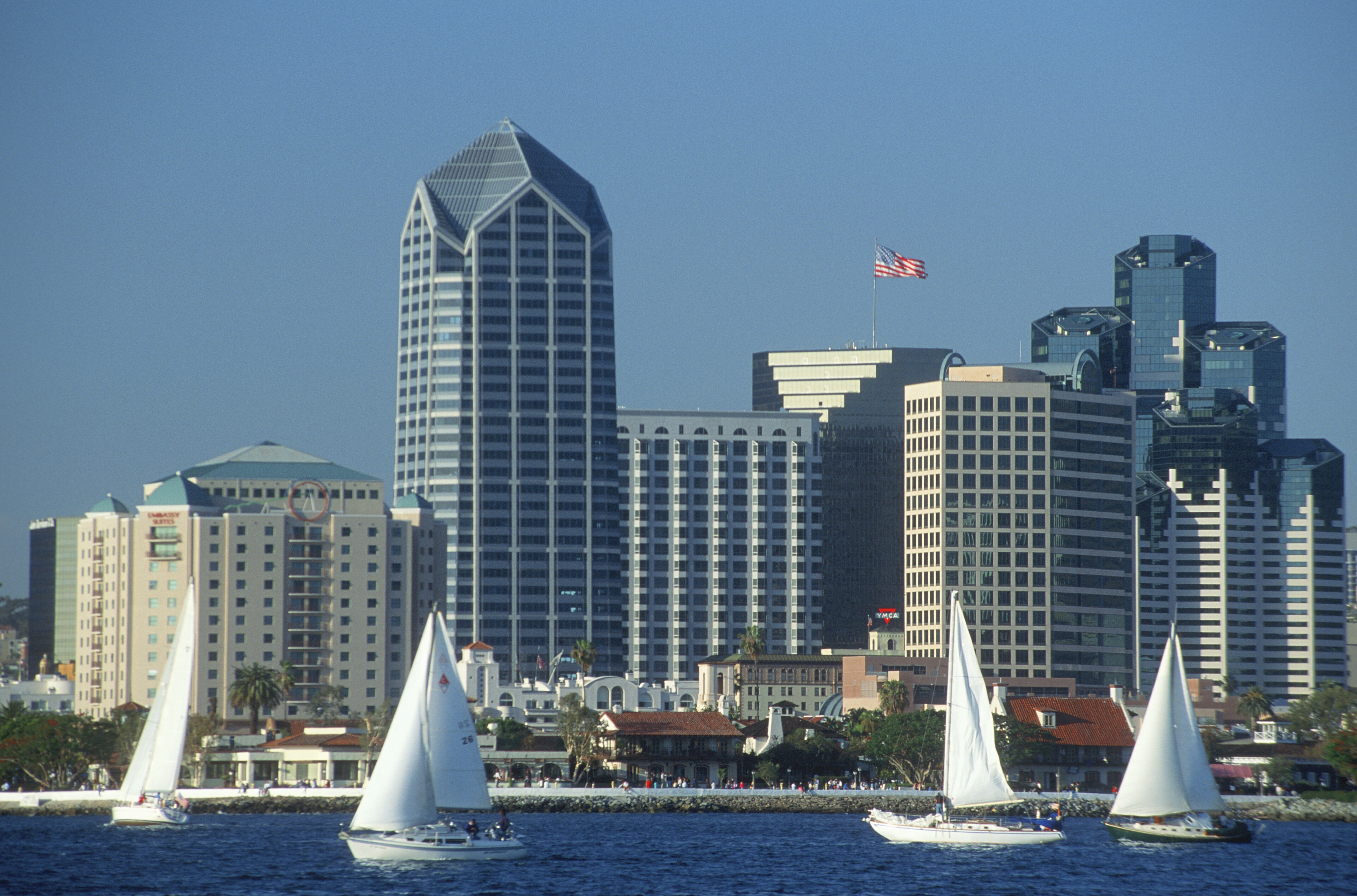 Segelboote vor der Skyline San Diegos, USA
