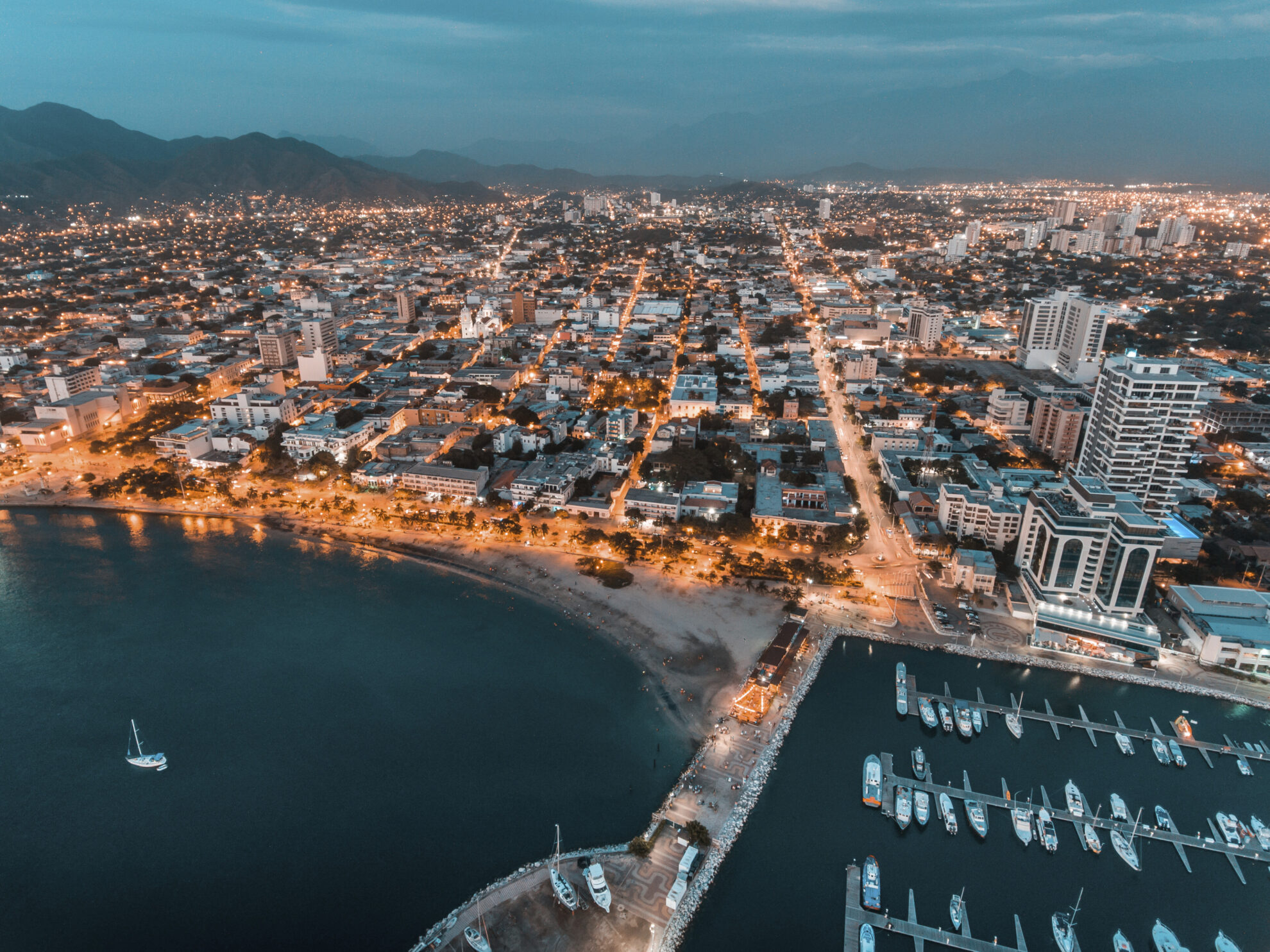 Luftaufnahme von Santa Marta während des Sonnenuntergangs, Kolumbien