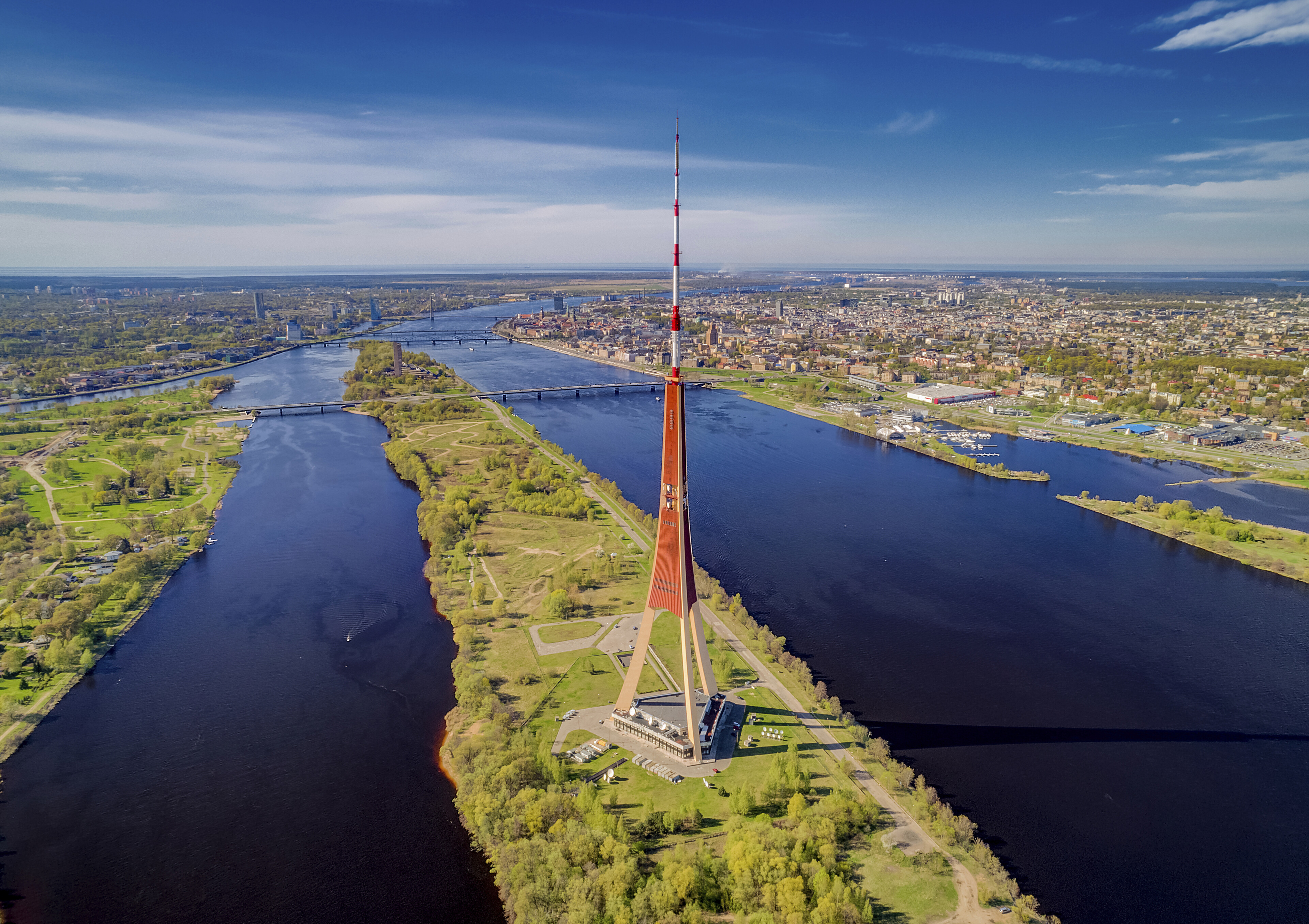 Panorama von Riga mit Fernsehturm, Lettland
