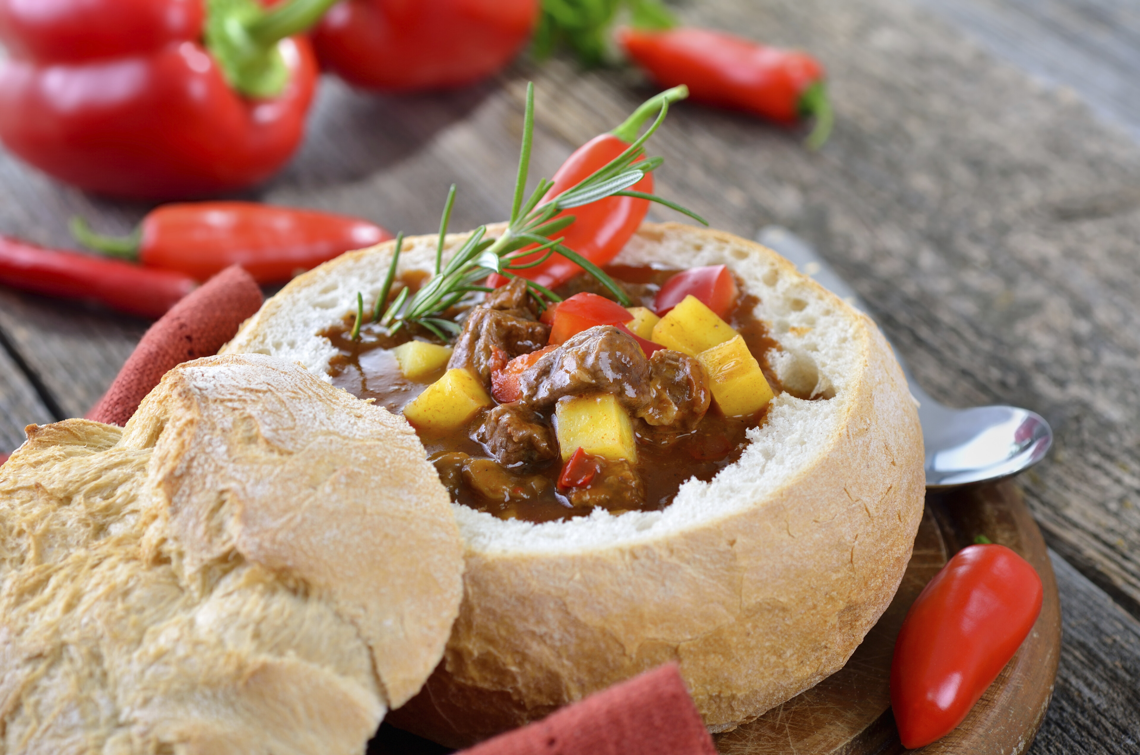 shutterstock 122852140 ungarn essen lebensmittel gulaschsuppe im brotlaibjpg 3773517