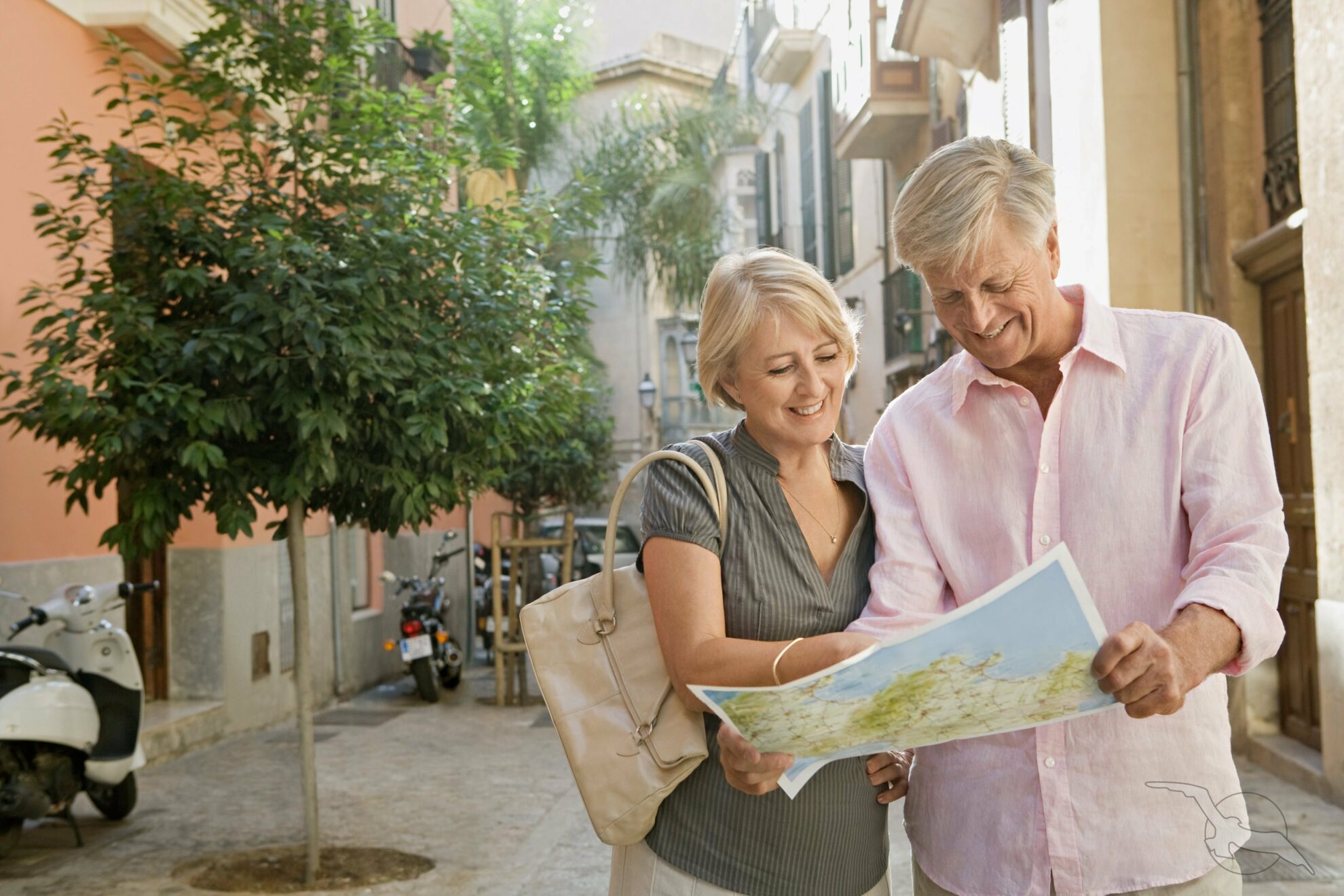 Touristen mit Stadtplan