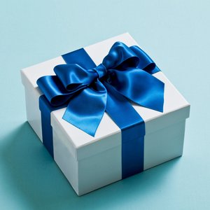 shutterstock 128583884 geschenk geburtstag info jpg widget2 1