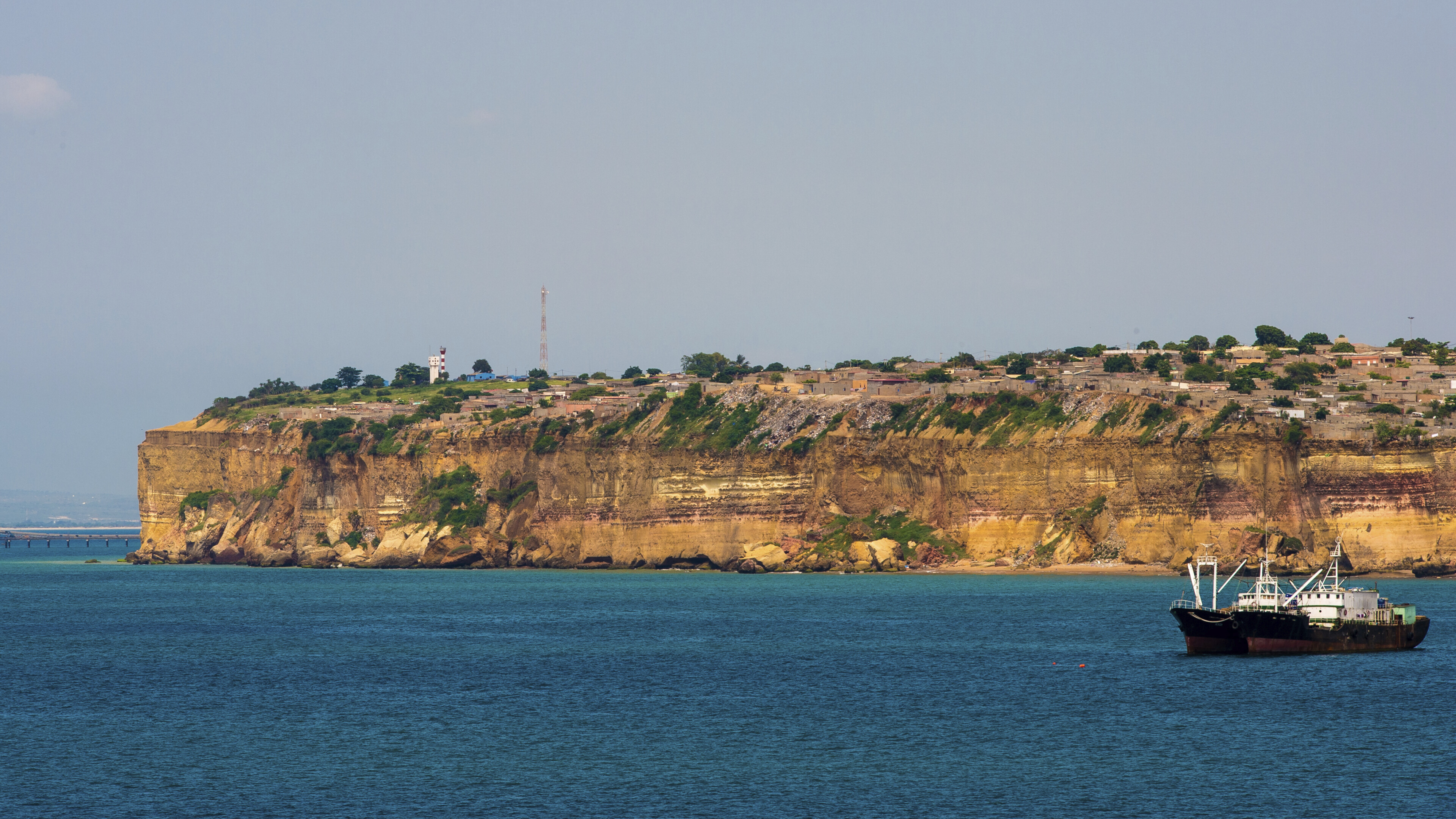 shutterstock 139066247 angola luanda kueste meer schiffjpg 3669064