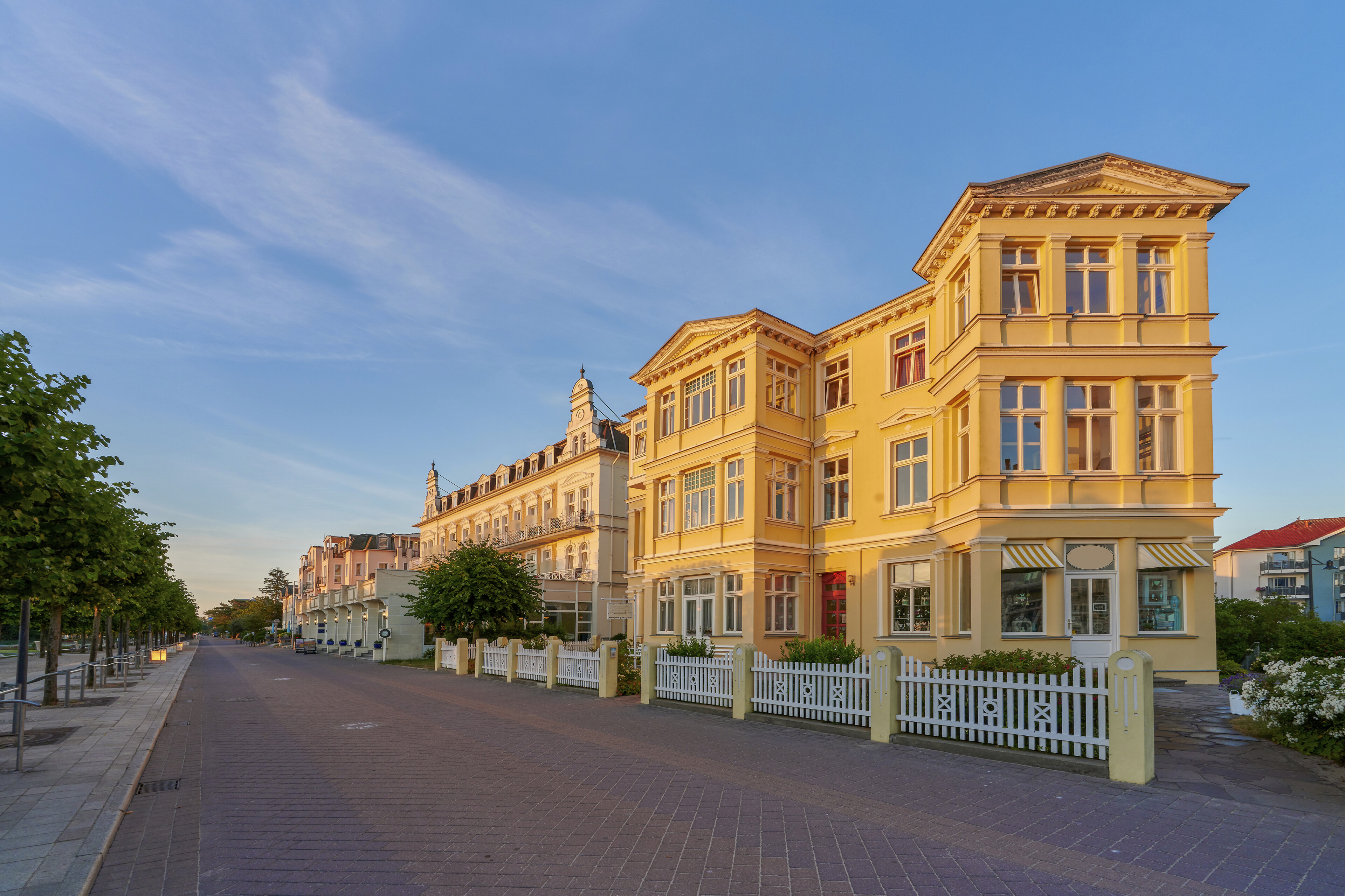 shutterstock 1453086710 deutschland ahlbeck heringsdorf haeuserfrontjpg 3695338