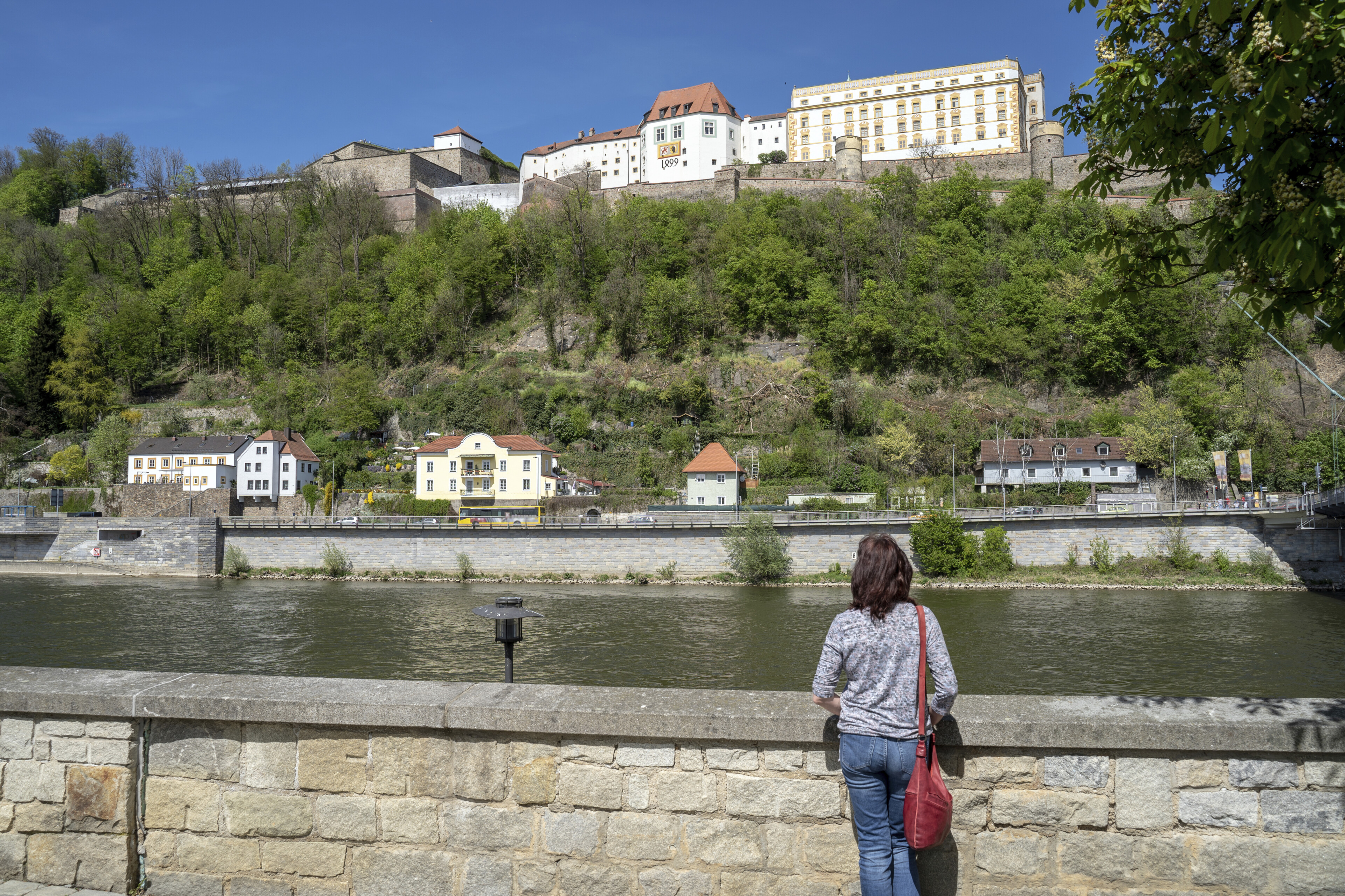 shutterstock 1454788952 deutschland passau menschen frau flussuferjpg 3694172