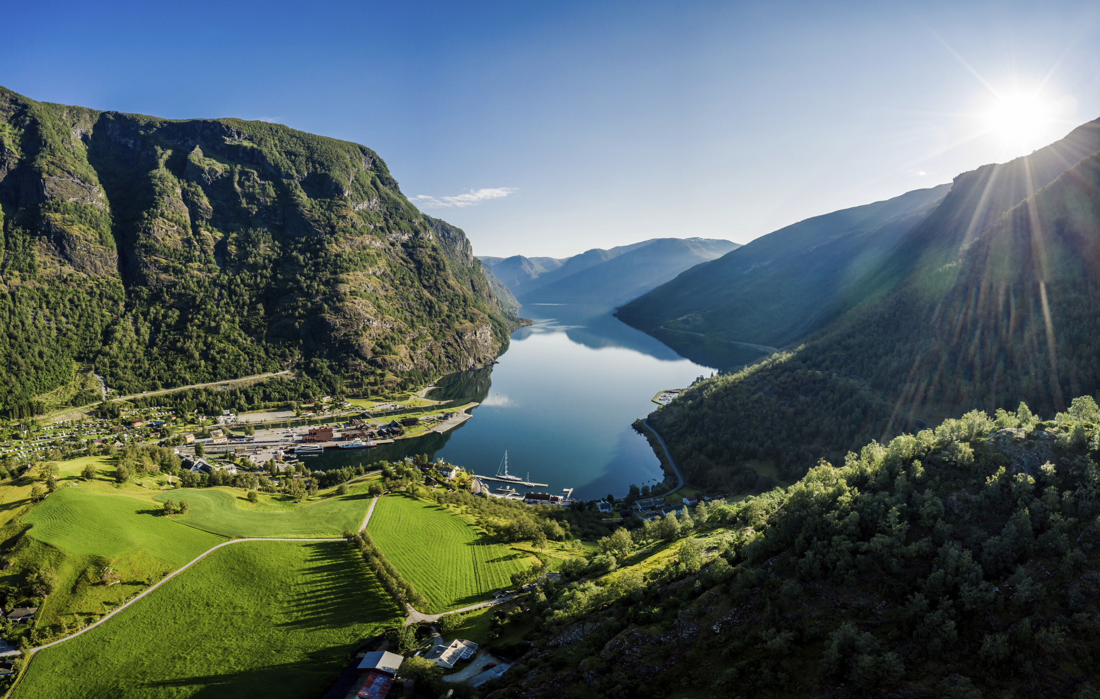 shutterstock 1470790487 norwegen flam aurlandsfjord luftansicht sonnenaufgangjpg 3696383