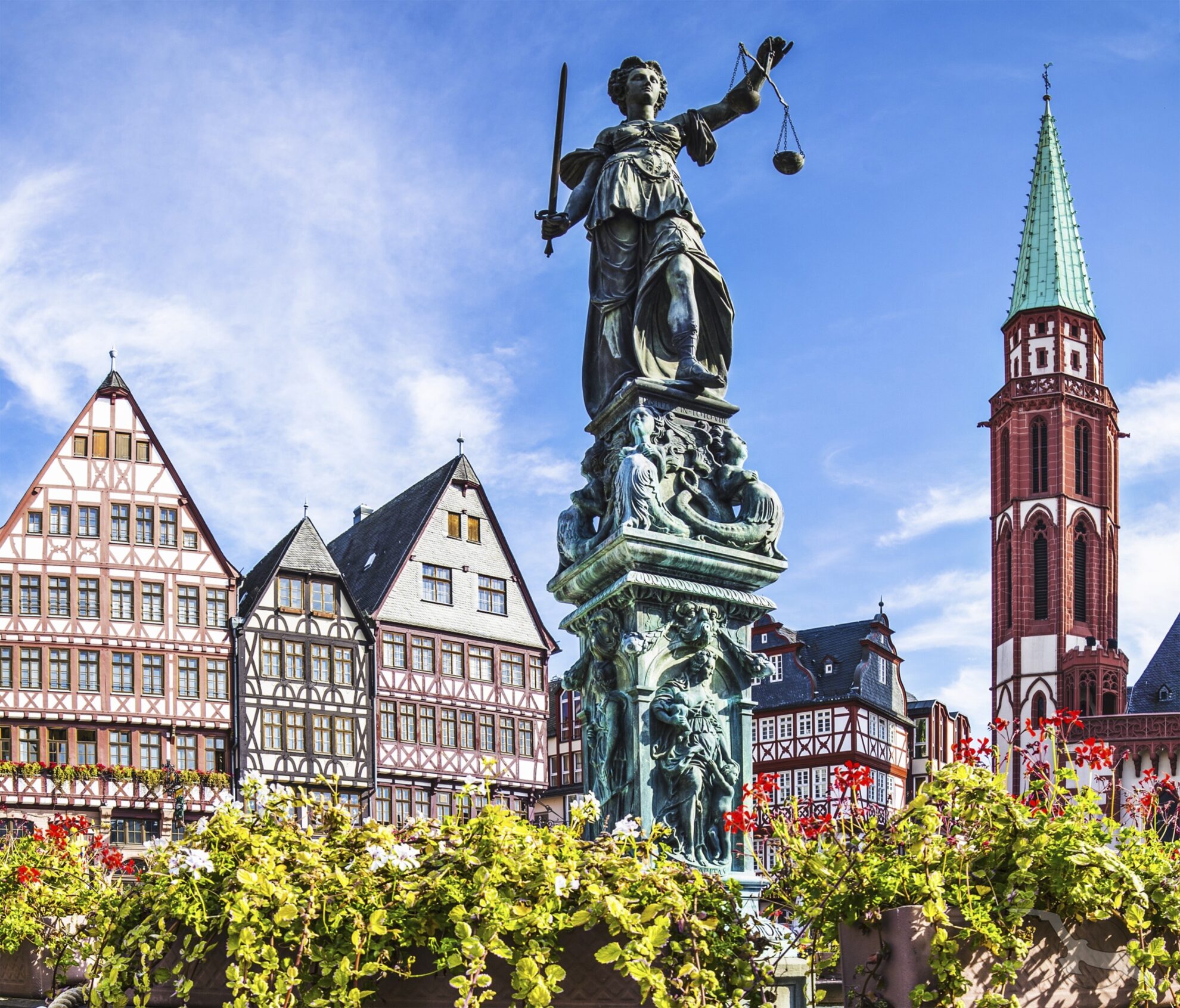 Rathausplatz mit Statue in Frankfurt am Main, Deutschland