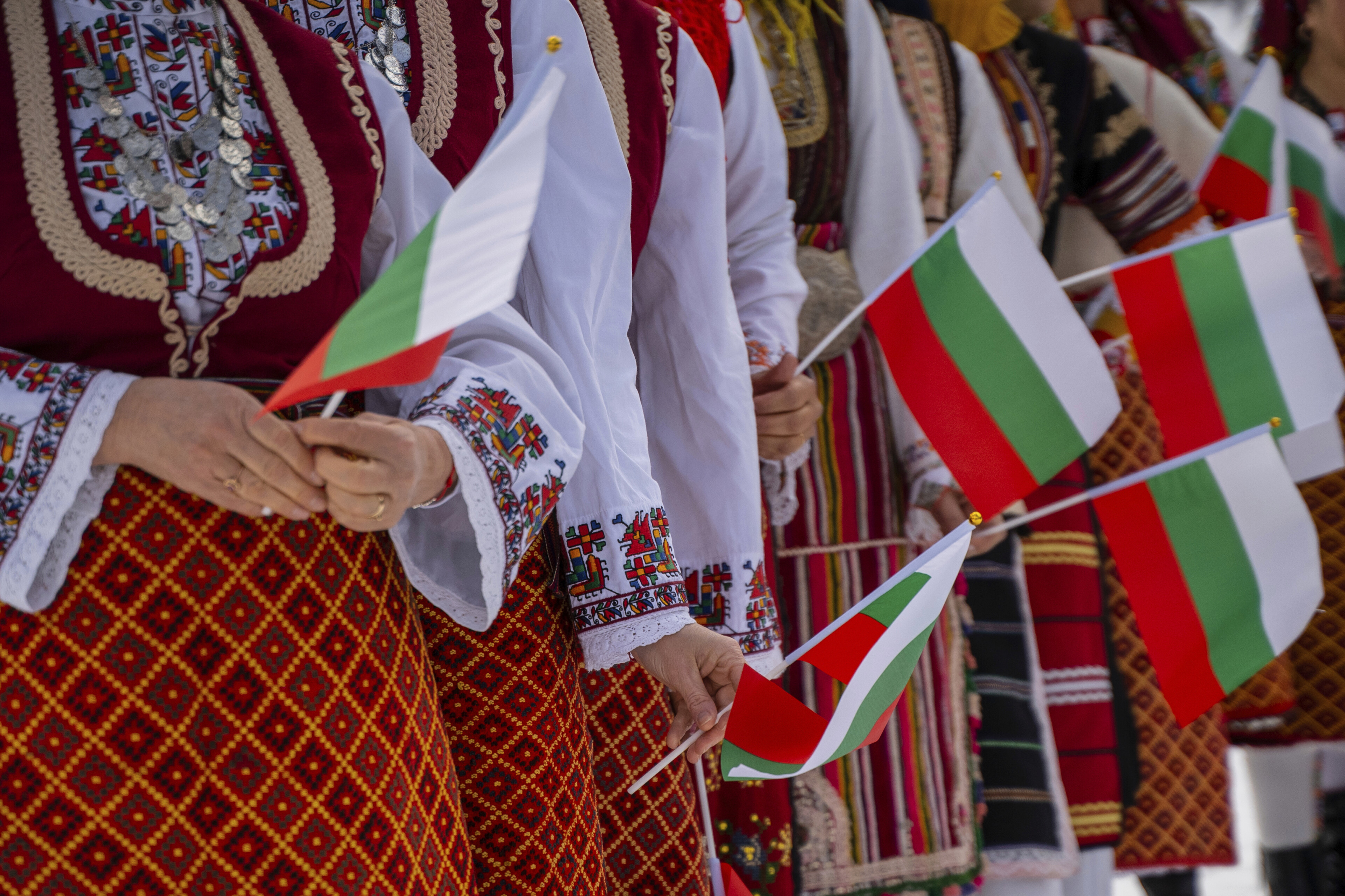 shutterstock 1663110091 bulgarien menschen frauen tradition folklore landesflaggenjpg 3699735