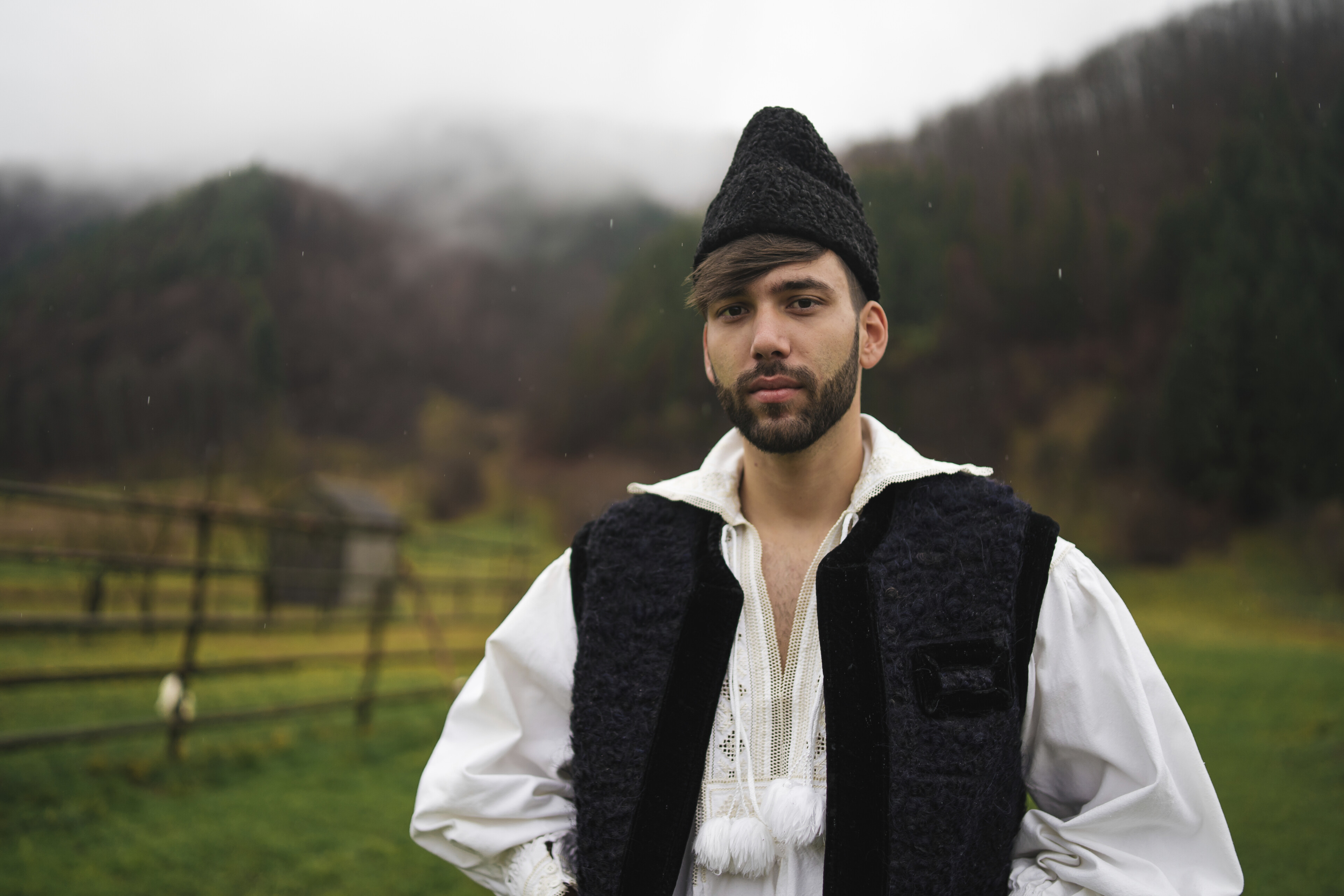 shutterstock 1711228813 rumaenien menschen tracht mann folklorejpg 3691258