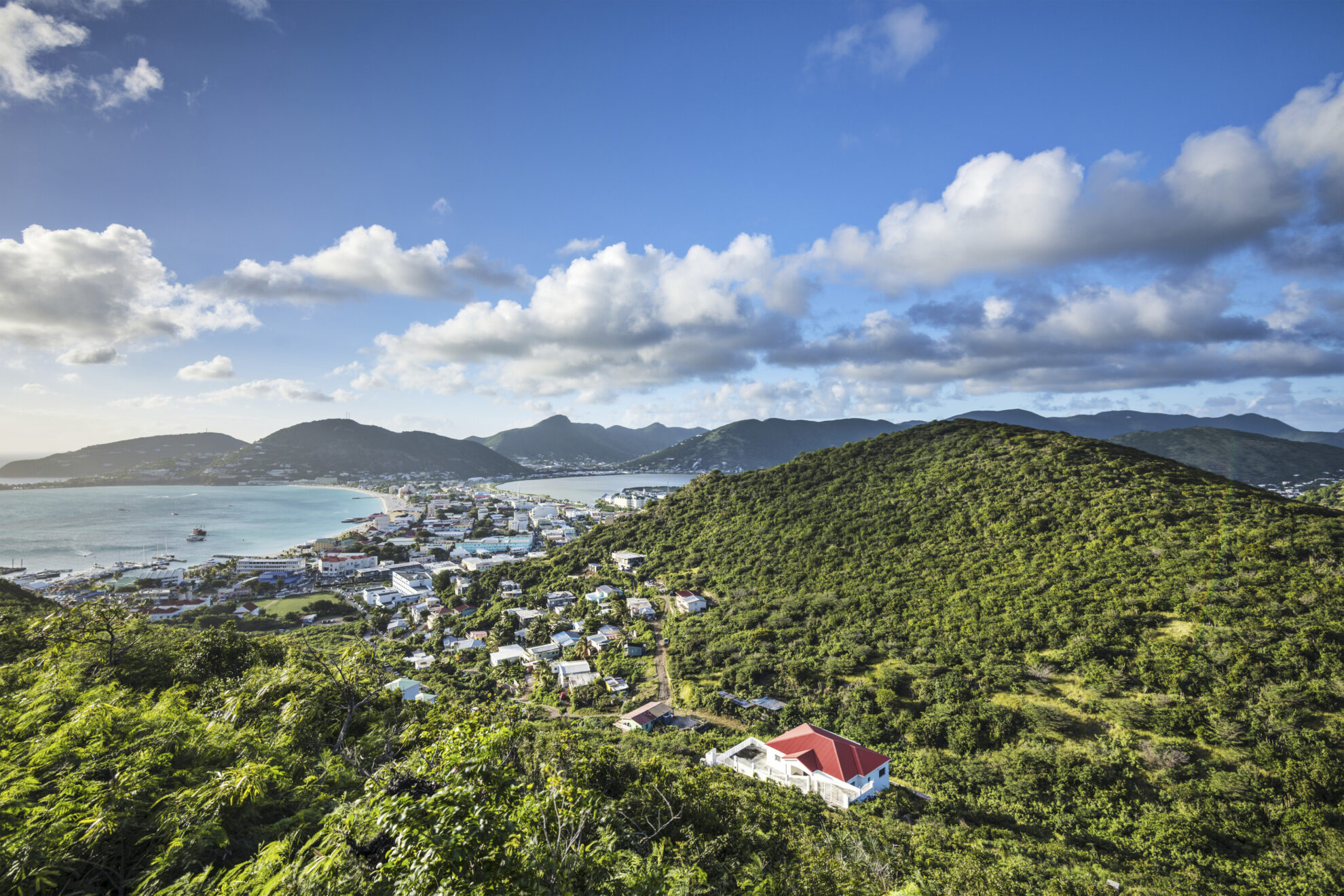 Panoramablick auf die Küste von St. Maarten