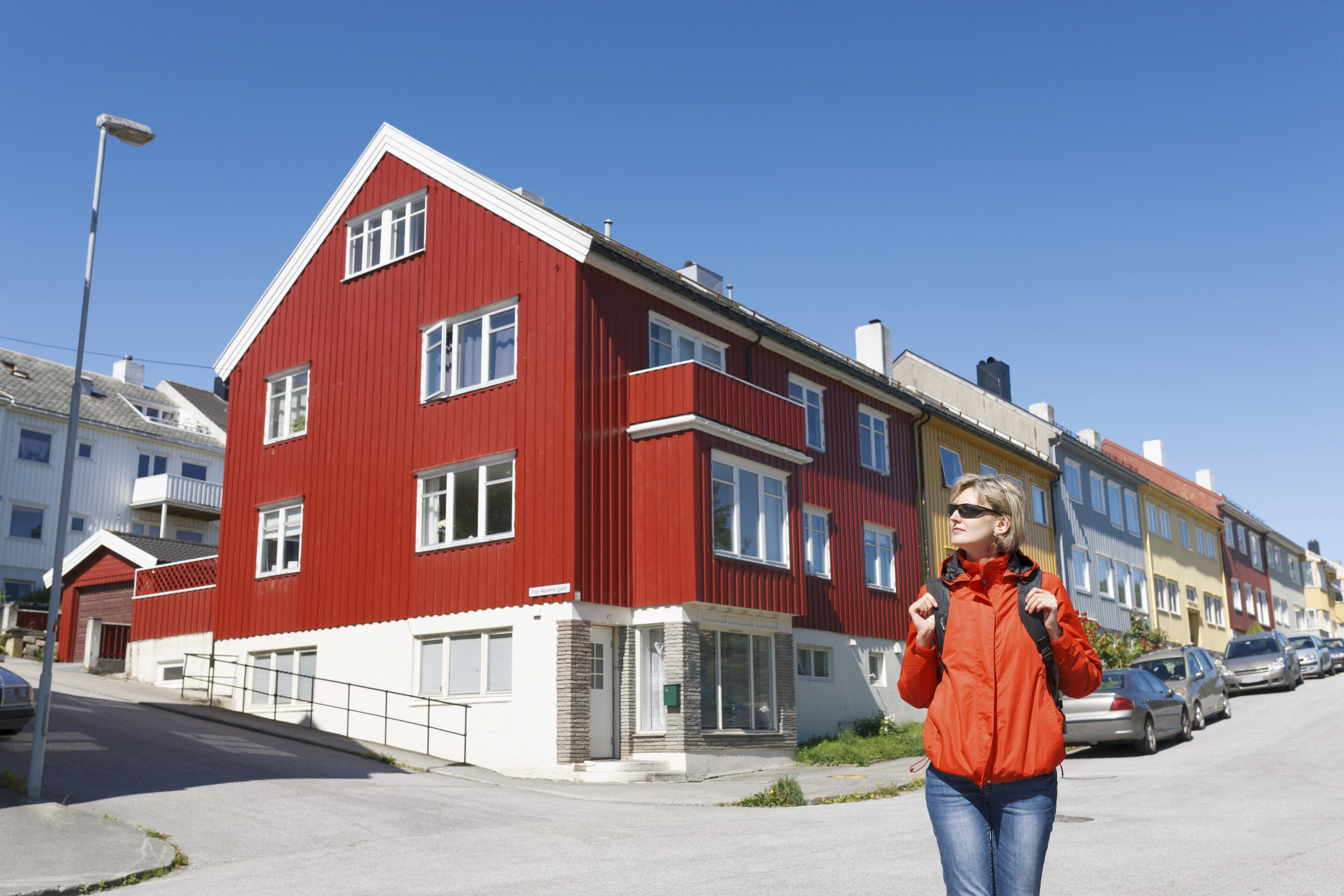 Frau spaziert durch Kristiansund, Norwegen