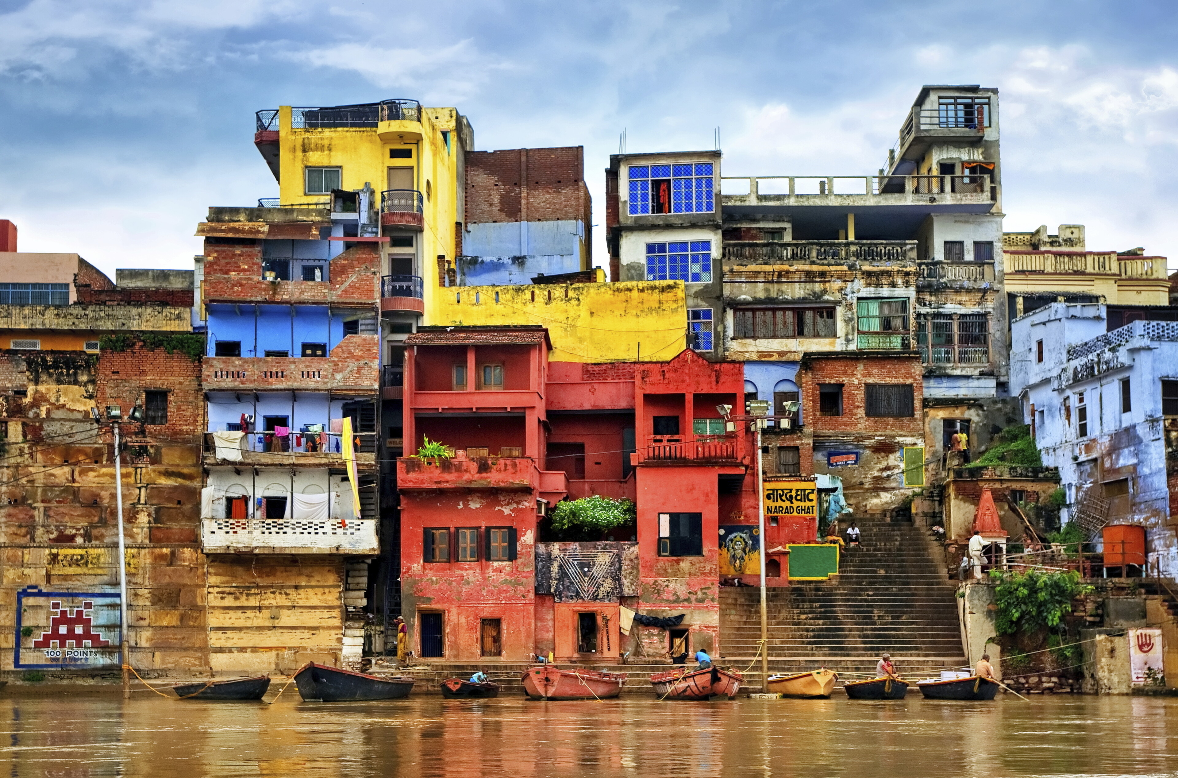 bunte Wohnhäuser in Varanasi, Indien