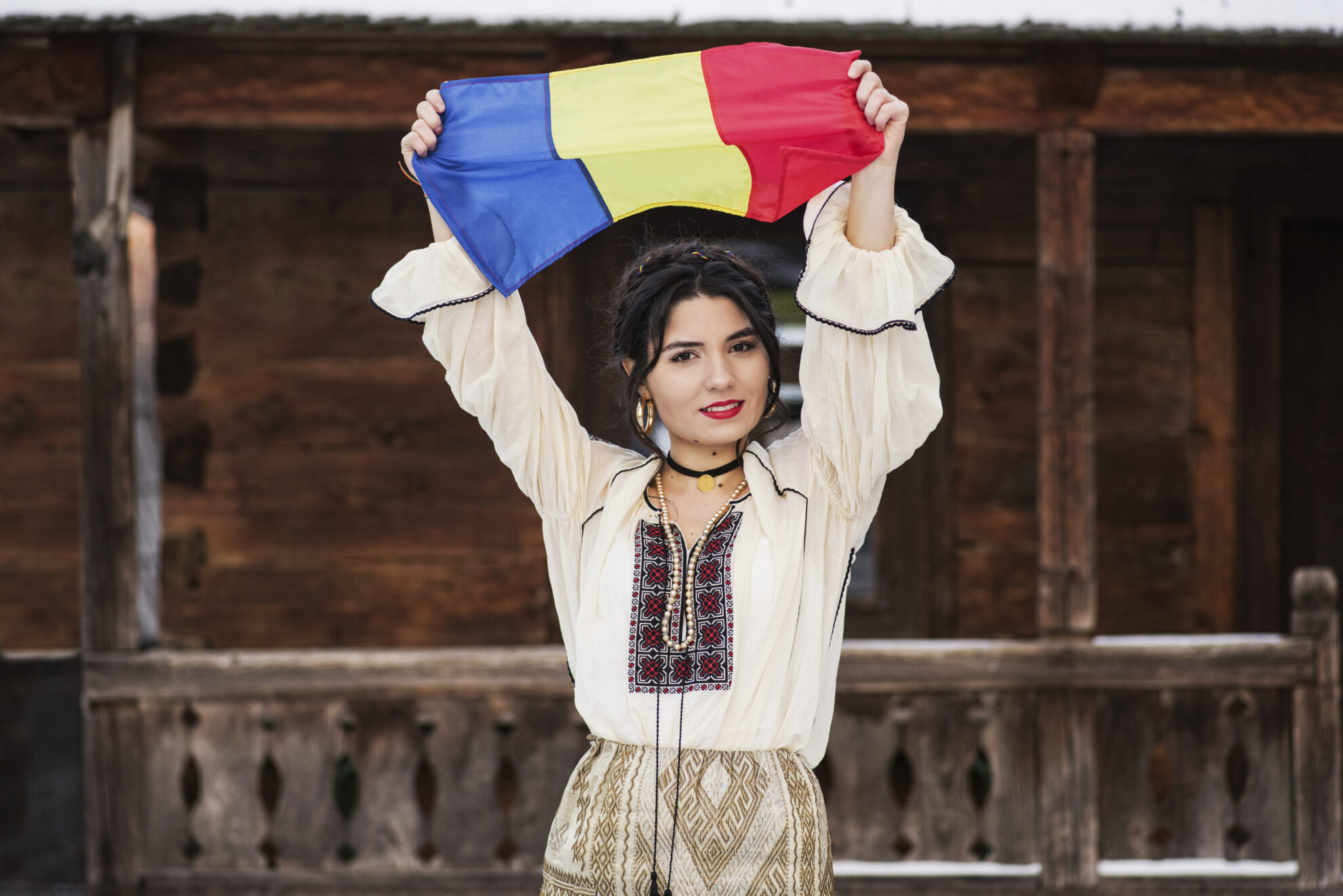 shutterstock 1823521127 rumaenien menschen frau nationalflaggejpg 3696699