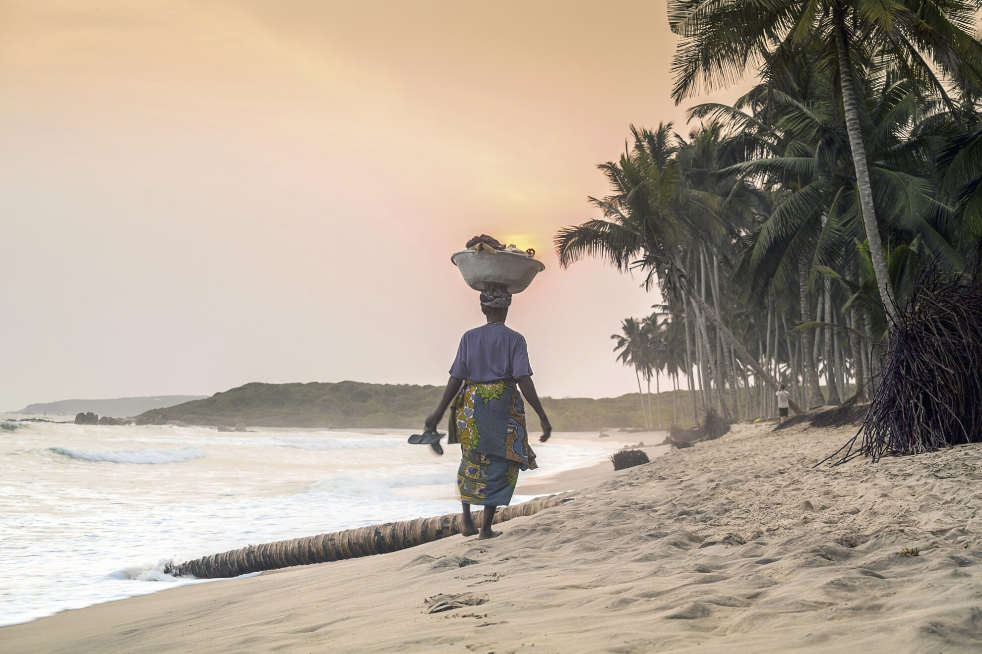 shutterstock 186321218 ghana menschen frau strandjpg 3693415