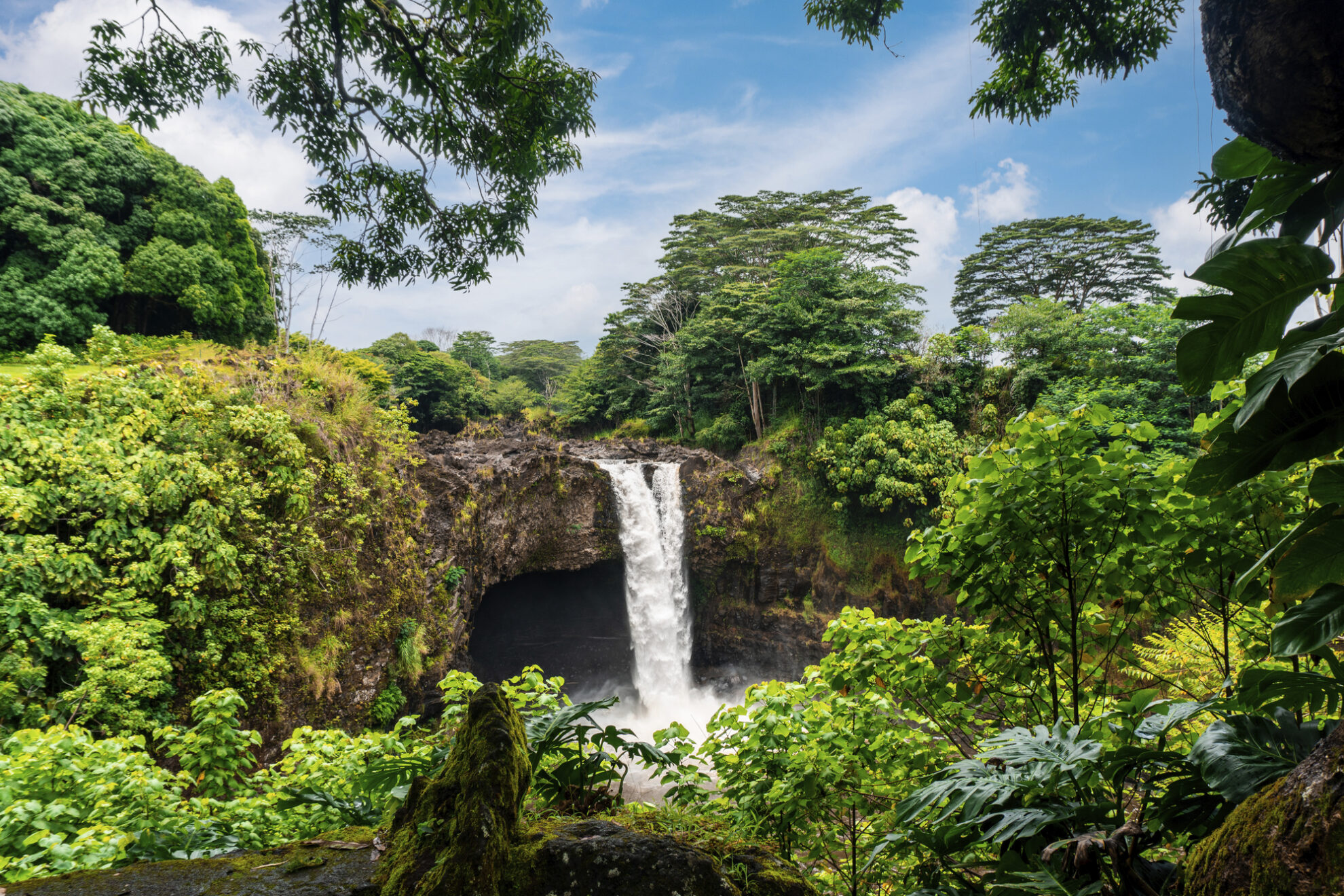 shutterstock 2029798553 usa hawaii big island hilo rainbow wasserfalljpg 3740023