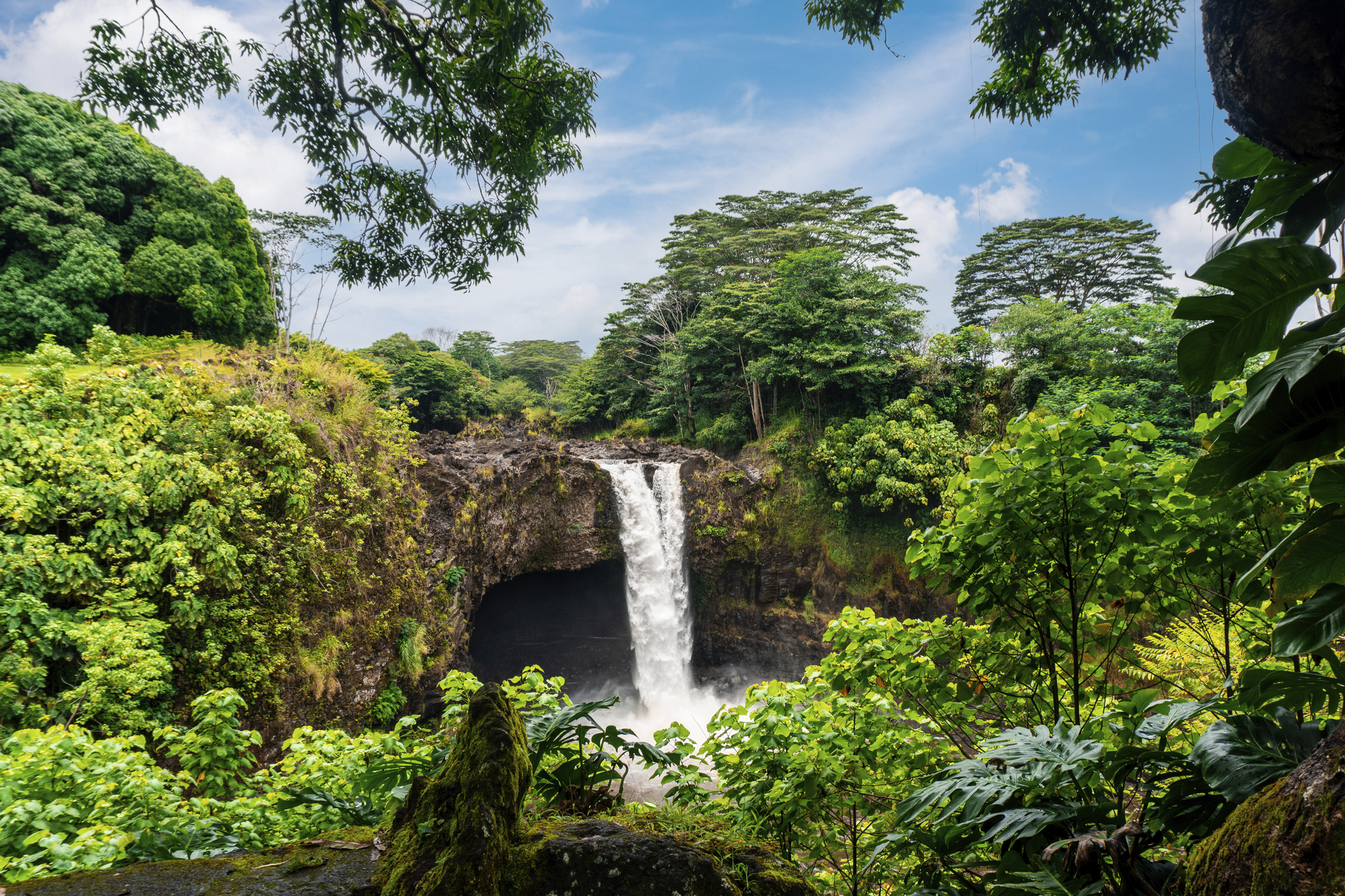 shutterstock 2029798553 usa hawaii big island hilo rainbow wasserfalljpg 3740023