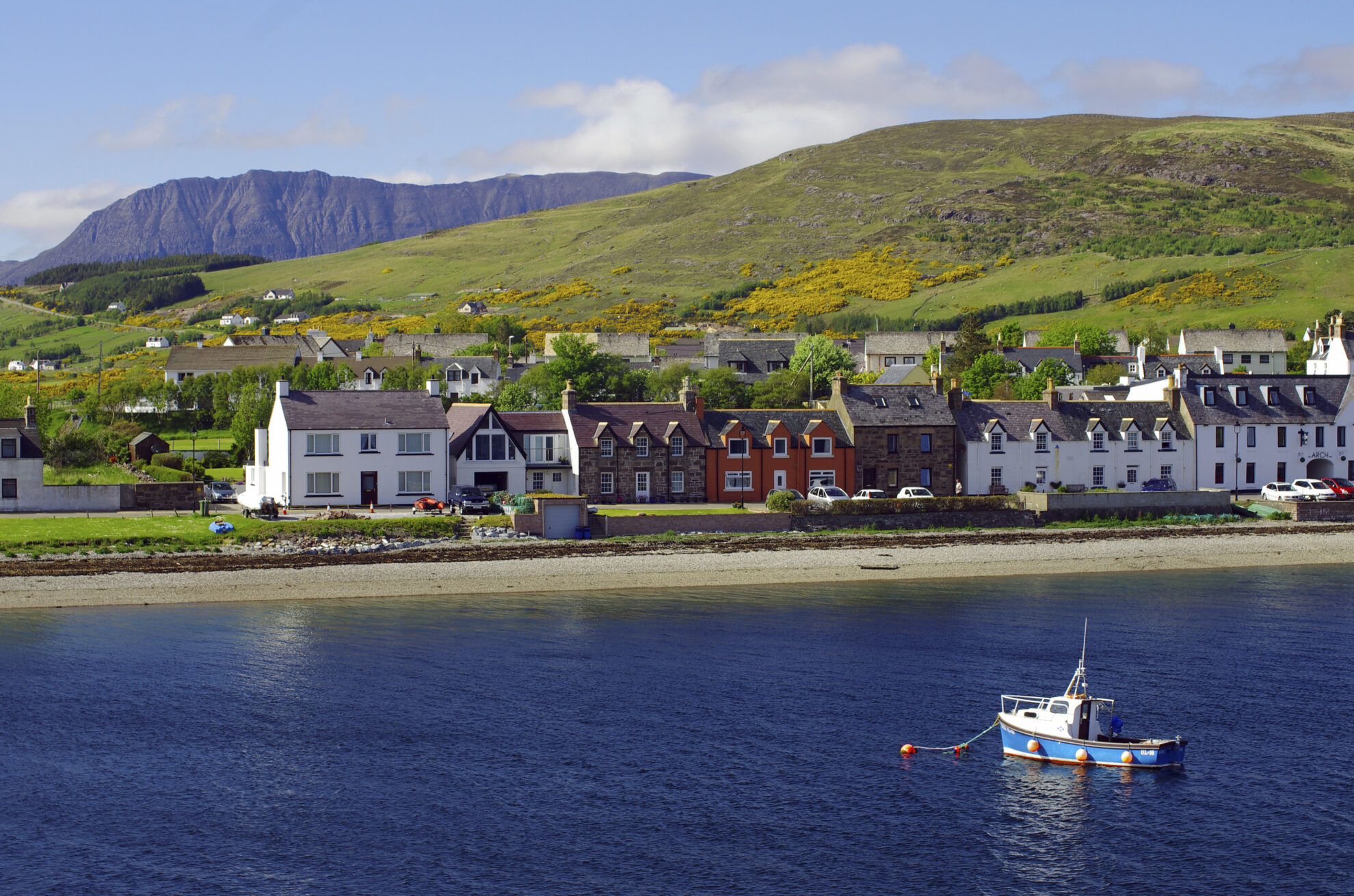 shutterstock 204483487 schottland ullapool ufer bootjpg 3659875