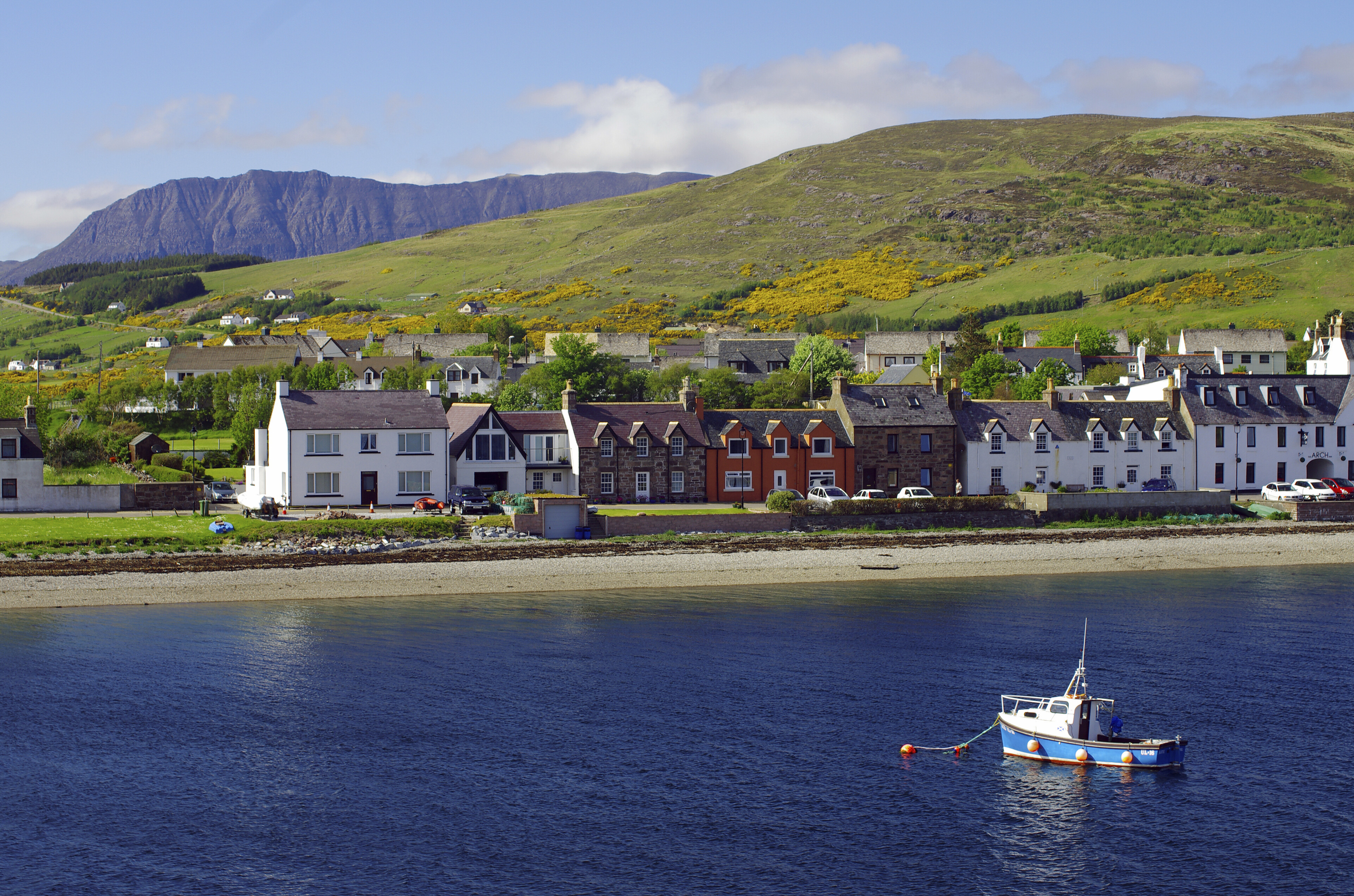 shutterstock 204483487 schottland ullapool ufer bootjpg 3659875
