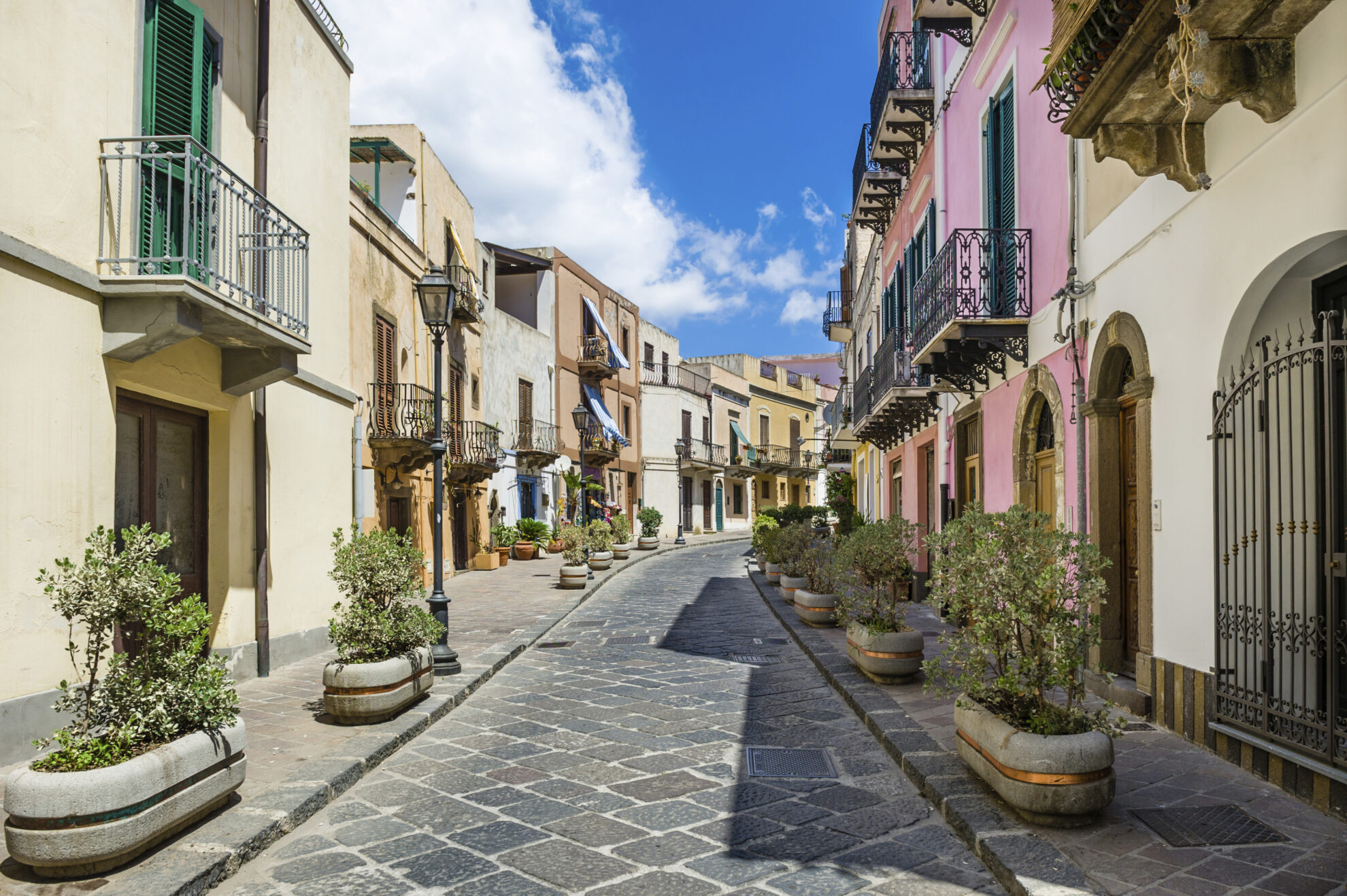 Bunte Häusergasse auf den Liparischen Inseln, Italien