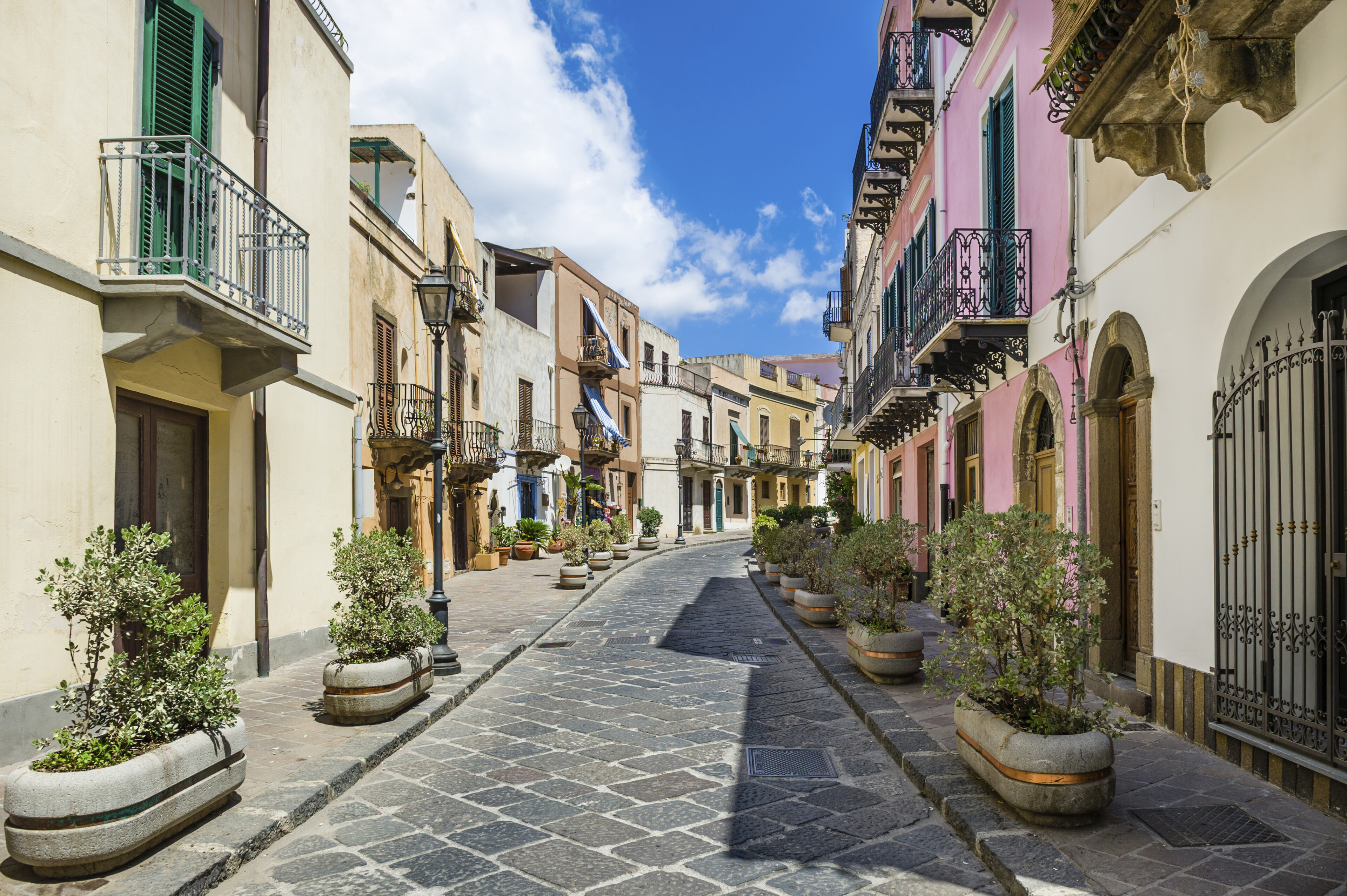 Bunte Häusergasse auf den Liparischen Inseln, Italien