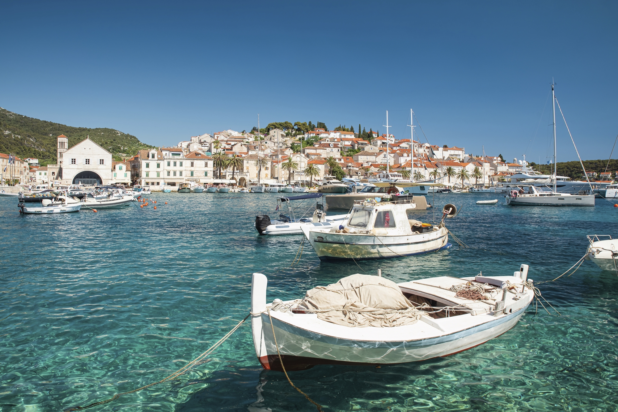 shutterstock 2122739915 kroatien hvar hafen boote hintergrund altstadtjpg 3730140