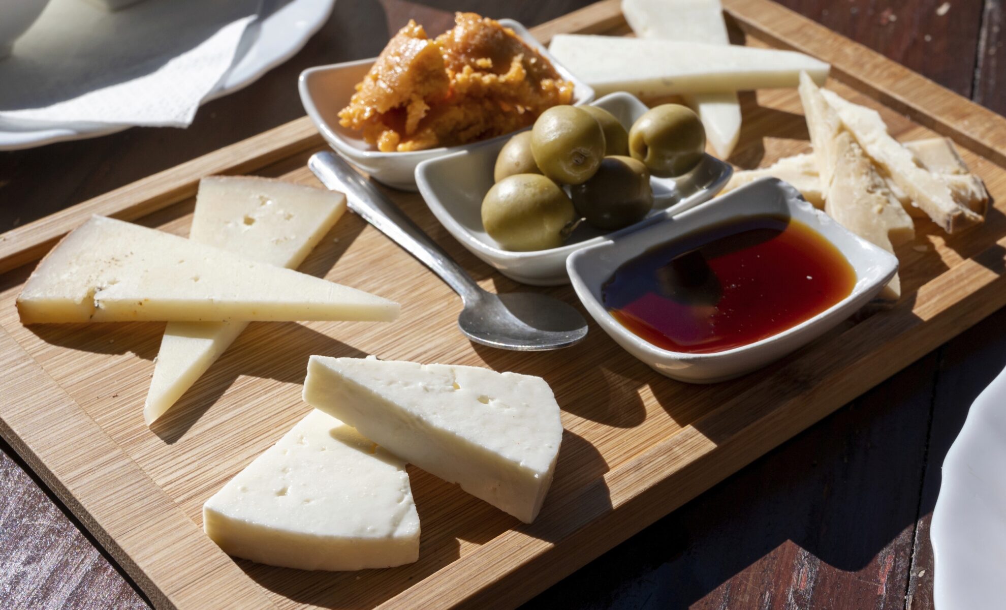 shutterstock 2125366529 spanien kanaren lebensmittel essen kaesejpg 3840122