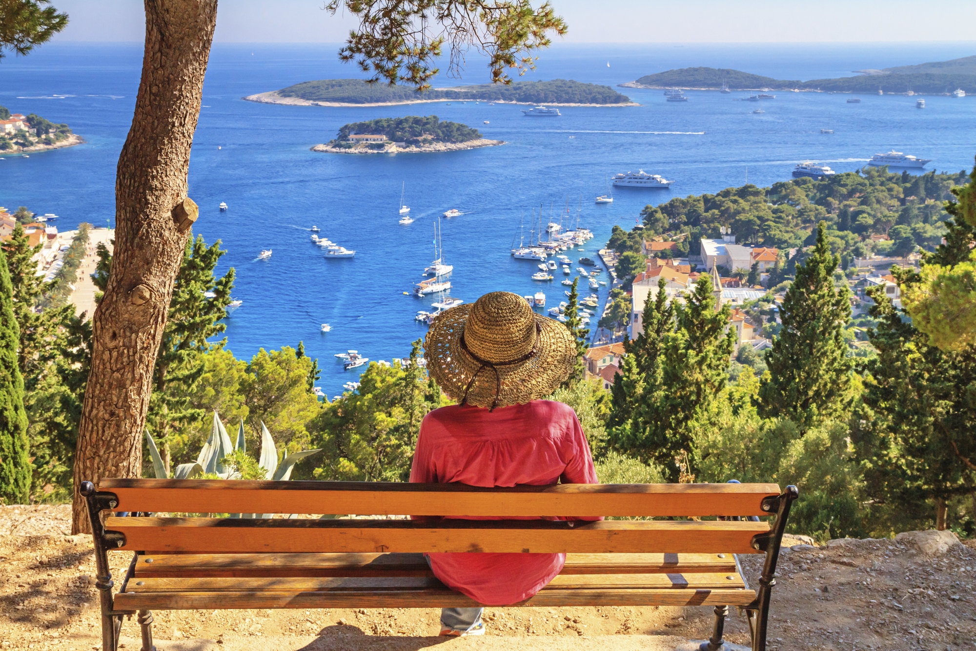 shutterstock 2208825167 kroatien hvar blick aufs meer menschen frau bankjpg 3730144