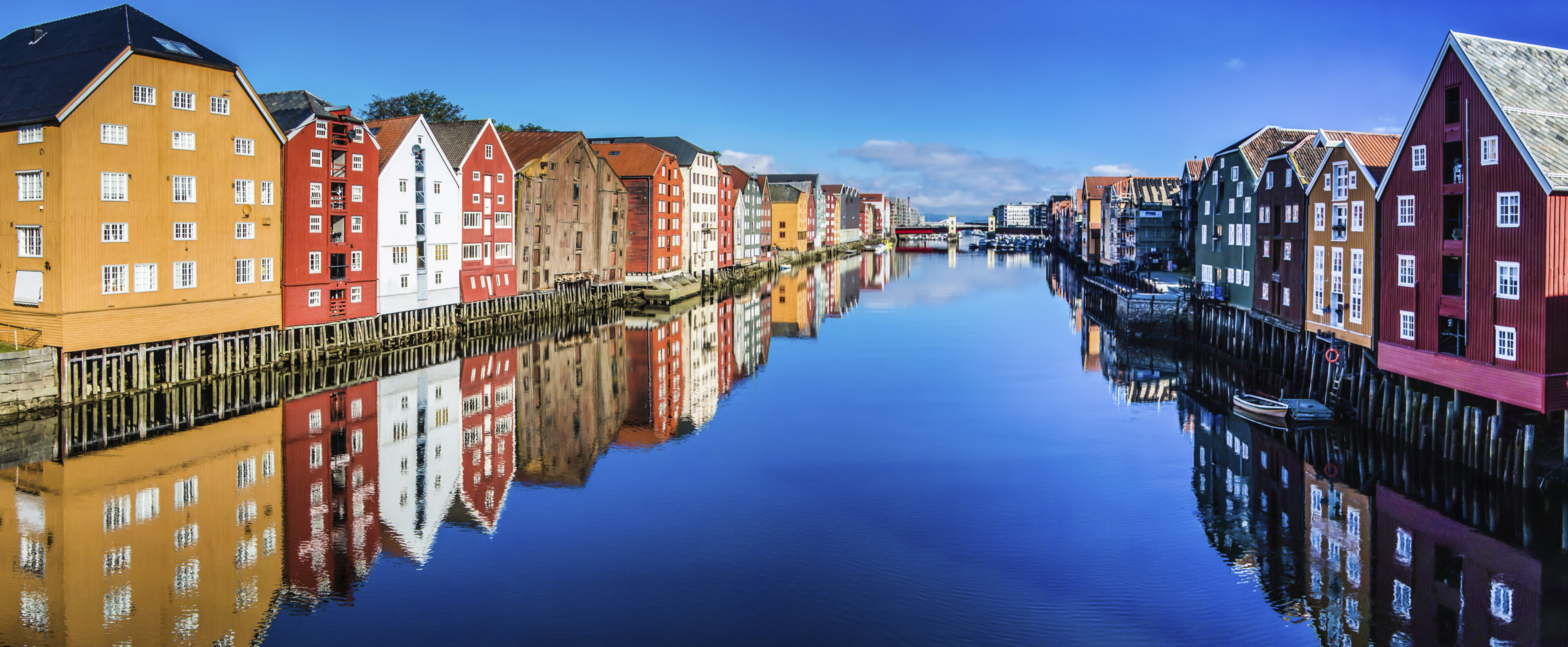 Bunte Häuserfront am Fluss Nidelven in Trondheim, Norwegen