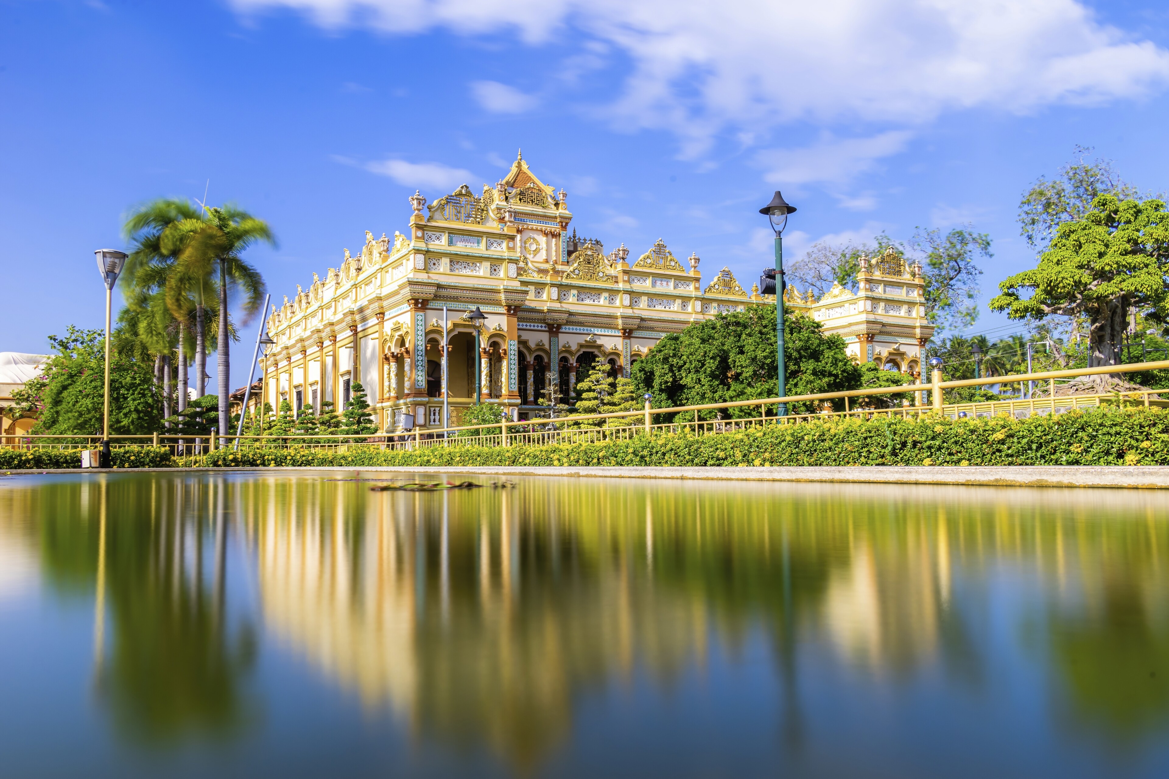 shutterstock 2221330491 vietnam my tho vinh tran pagode links wasserjpg 3745523