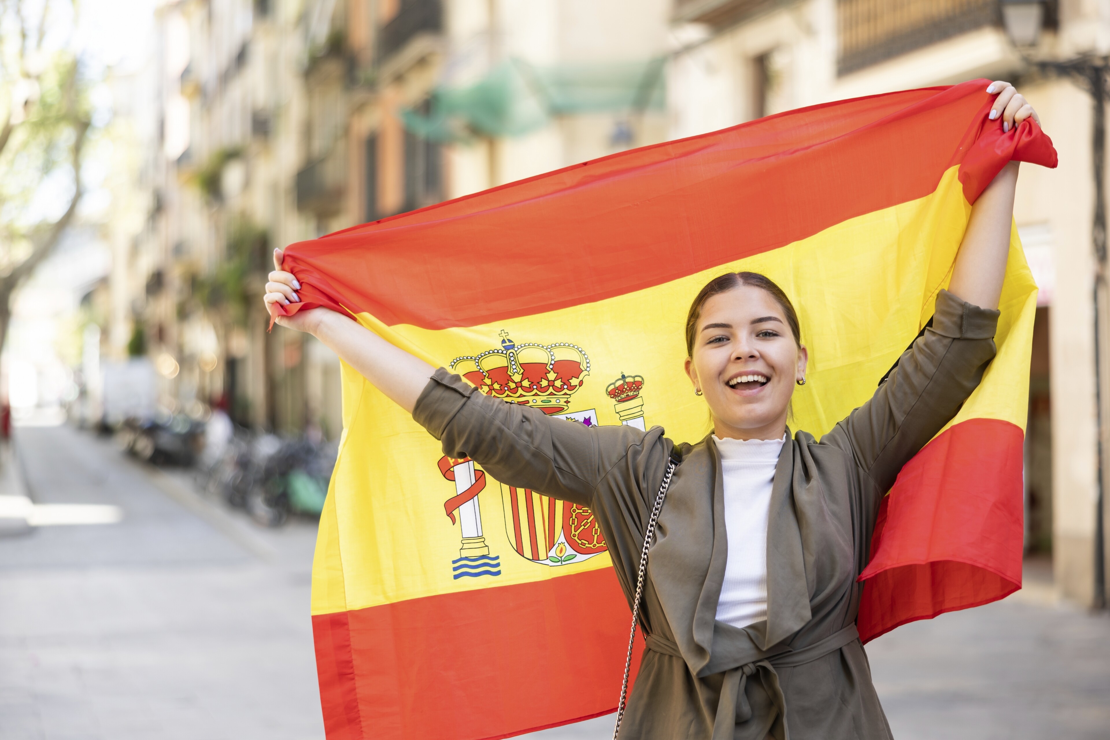 shutterstock 2300758321 spanien menschen frau nationalflaggejpg 3736629