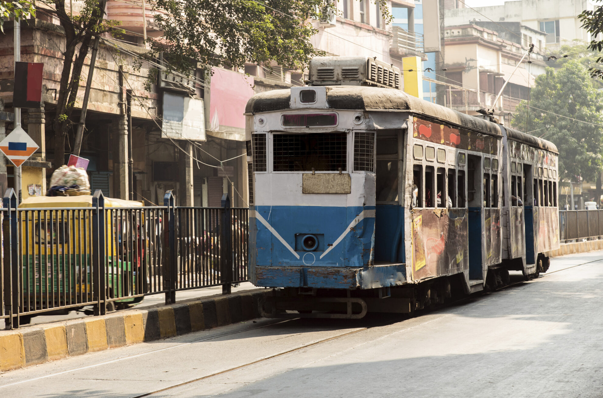 shutterstock 232552552 indien kalkutta historische bahn faehrtjpg 3665183