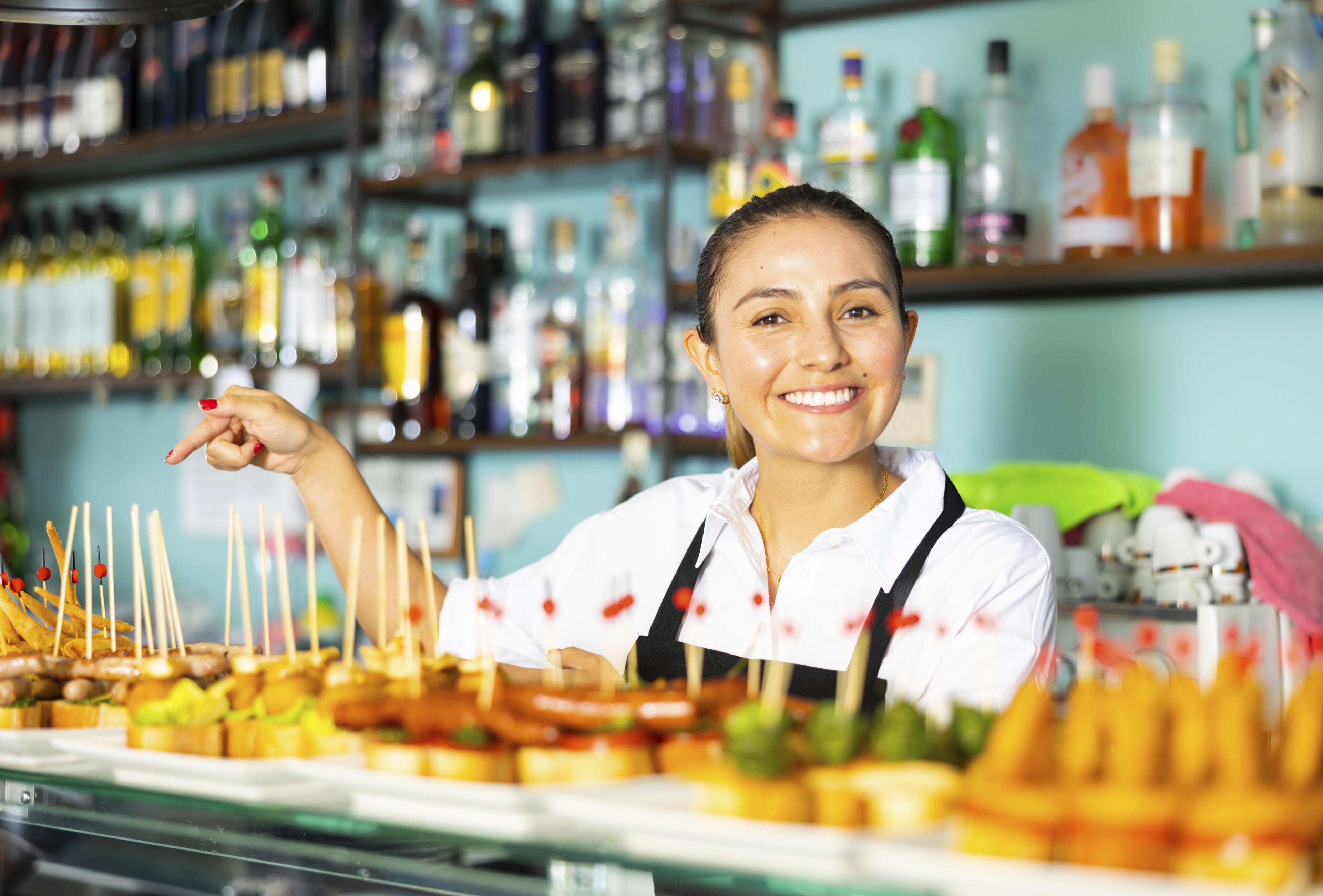 shutterstock 2360392587 spanien kanaren menschen frau lebensmittel geschaeftjpg 3840121