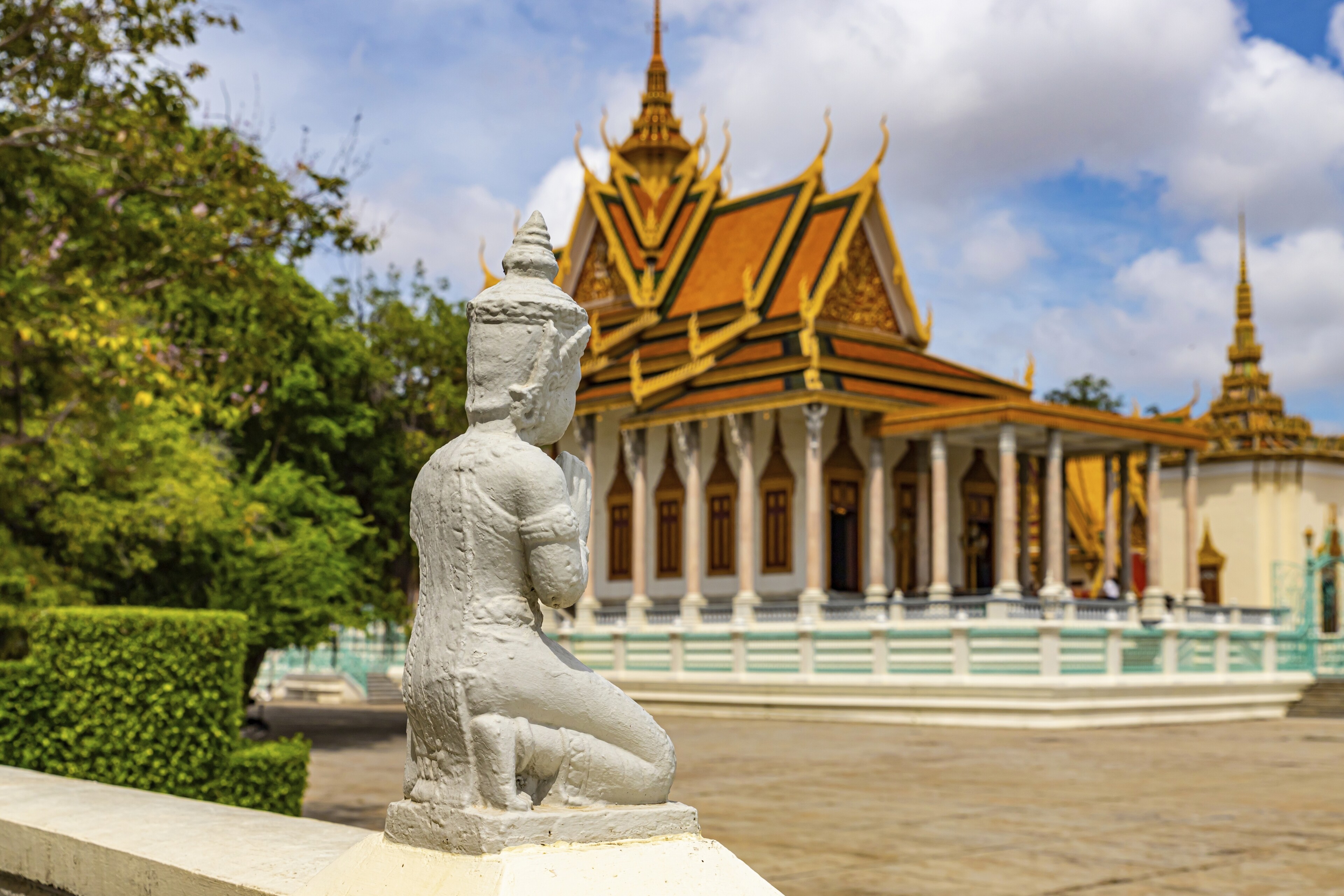 shutterstock 2381061051 kambodscha phnom penh koenigspalast statuejpg 3745510